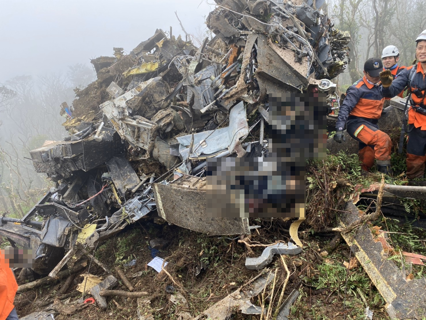 國防部證實，今早迫降的黑鷹直升機，含機組員13人有5人生還、8人死亡，參謀總長沈一鳴確認殉職。（中央應變災害中心提供）