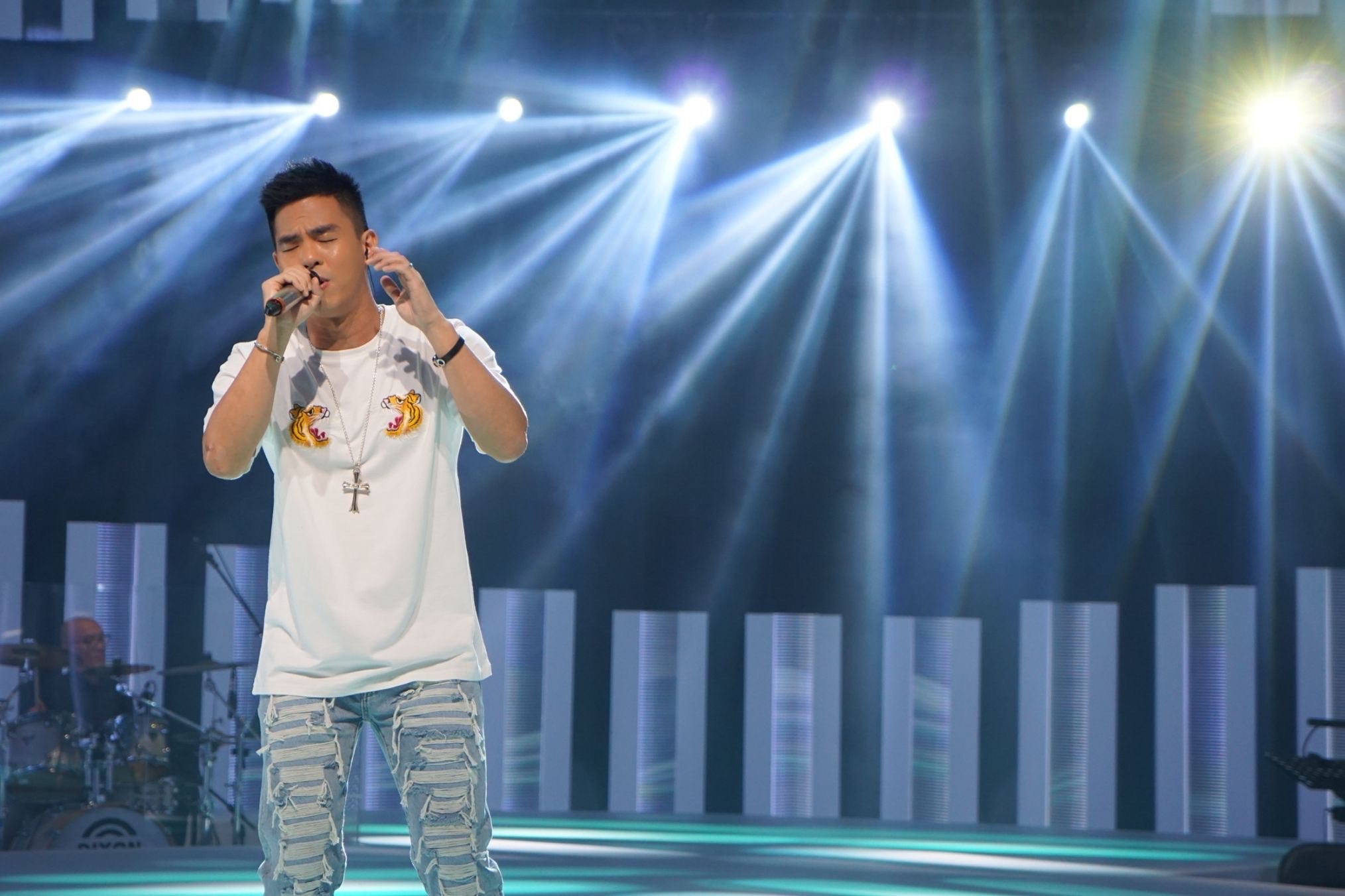 柯有倫帶來了父親柯受良的經典〈笨小孩〉。（公視提供）