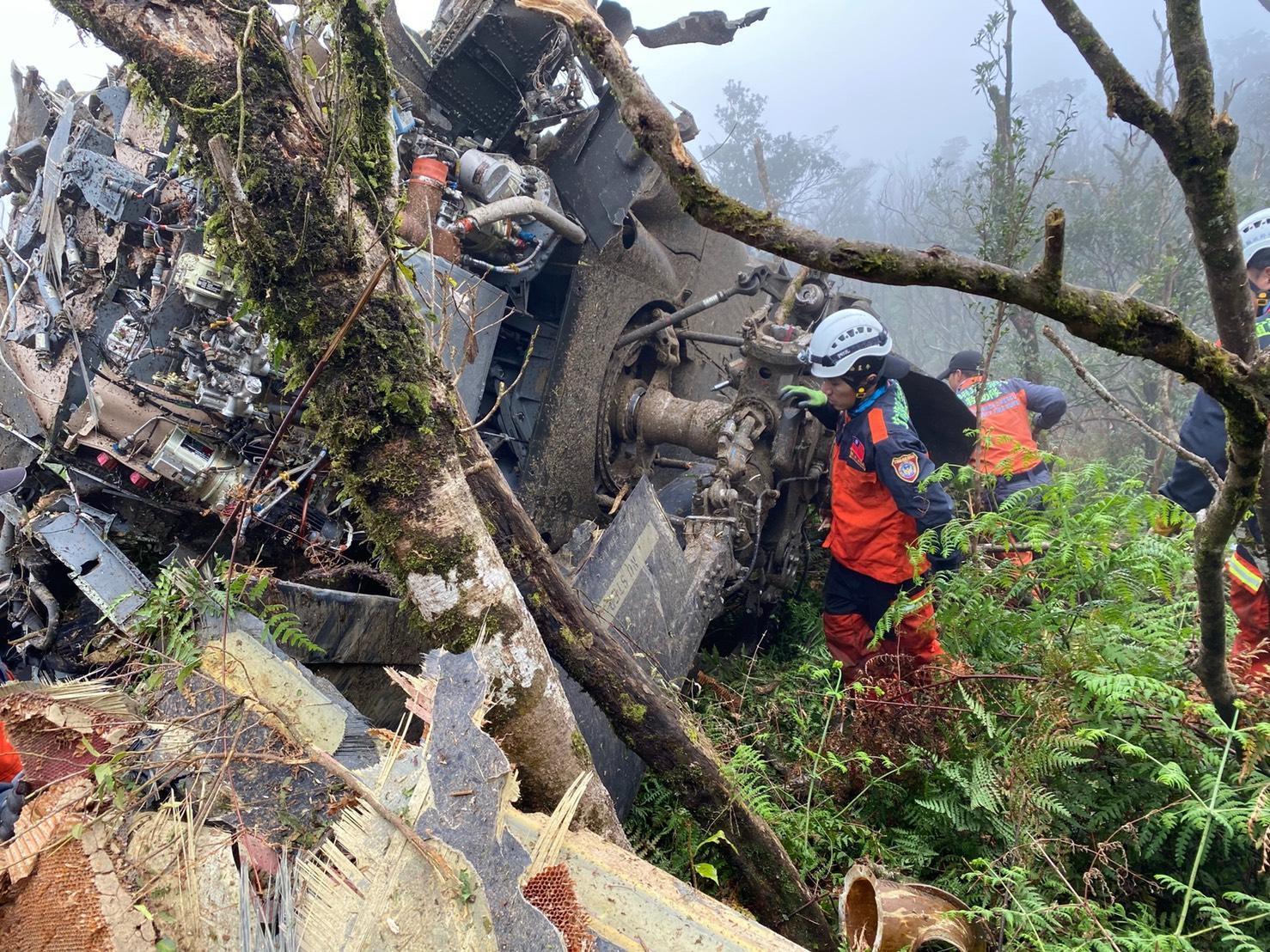 參謀總長沈一鳴等13人搭乘UH-60M黑鷹直升機,卻發生意外釀8死5傷。(中央災害應變中心提供)