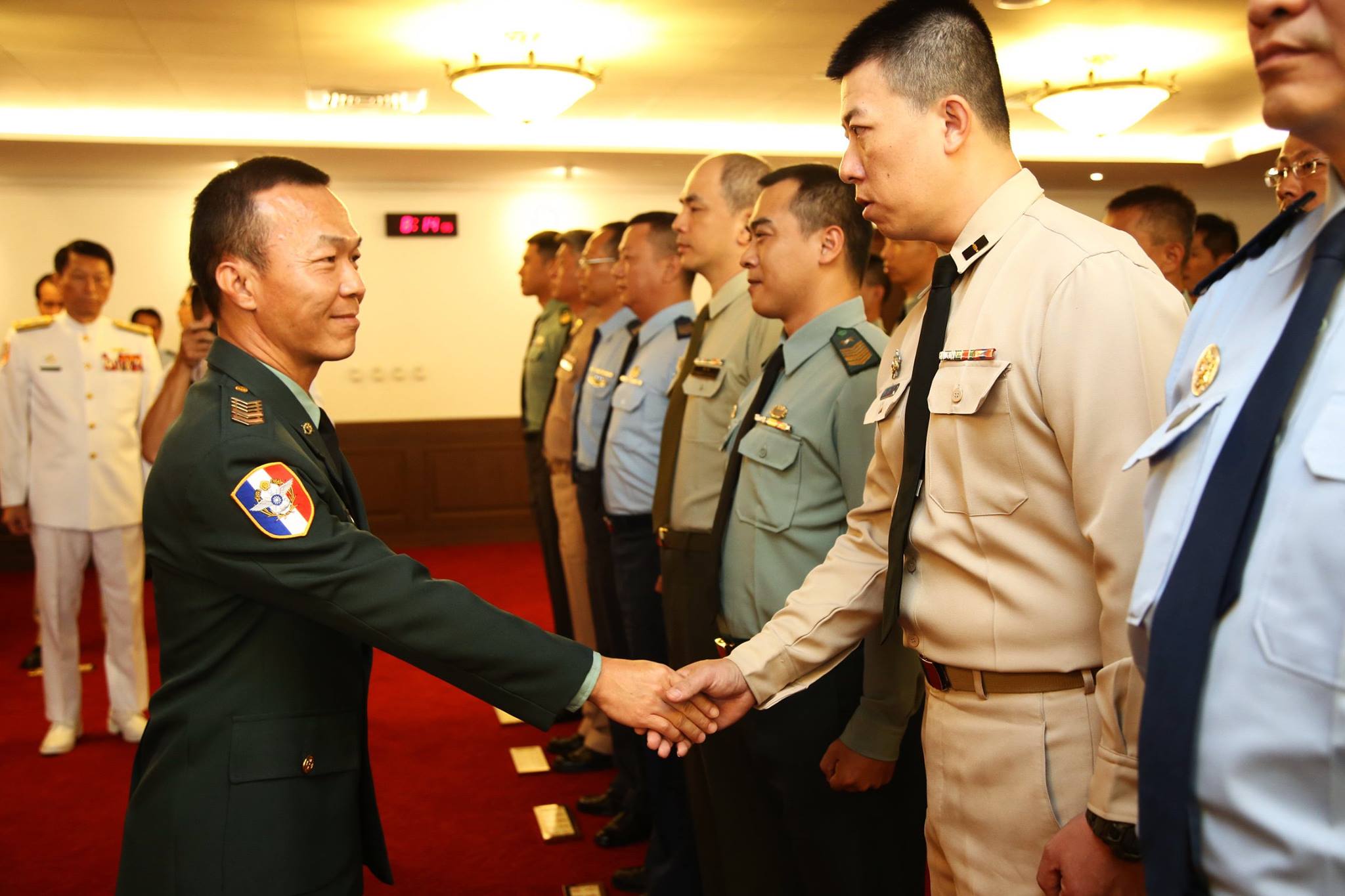 國防部2年多前才增設的參謀本部「總士官長」韓正宏(左)也不幸罹難。(翻攝自國防部發言人臉書)