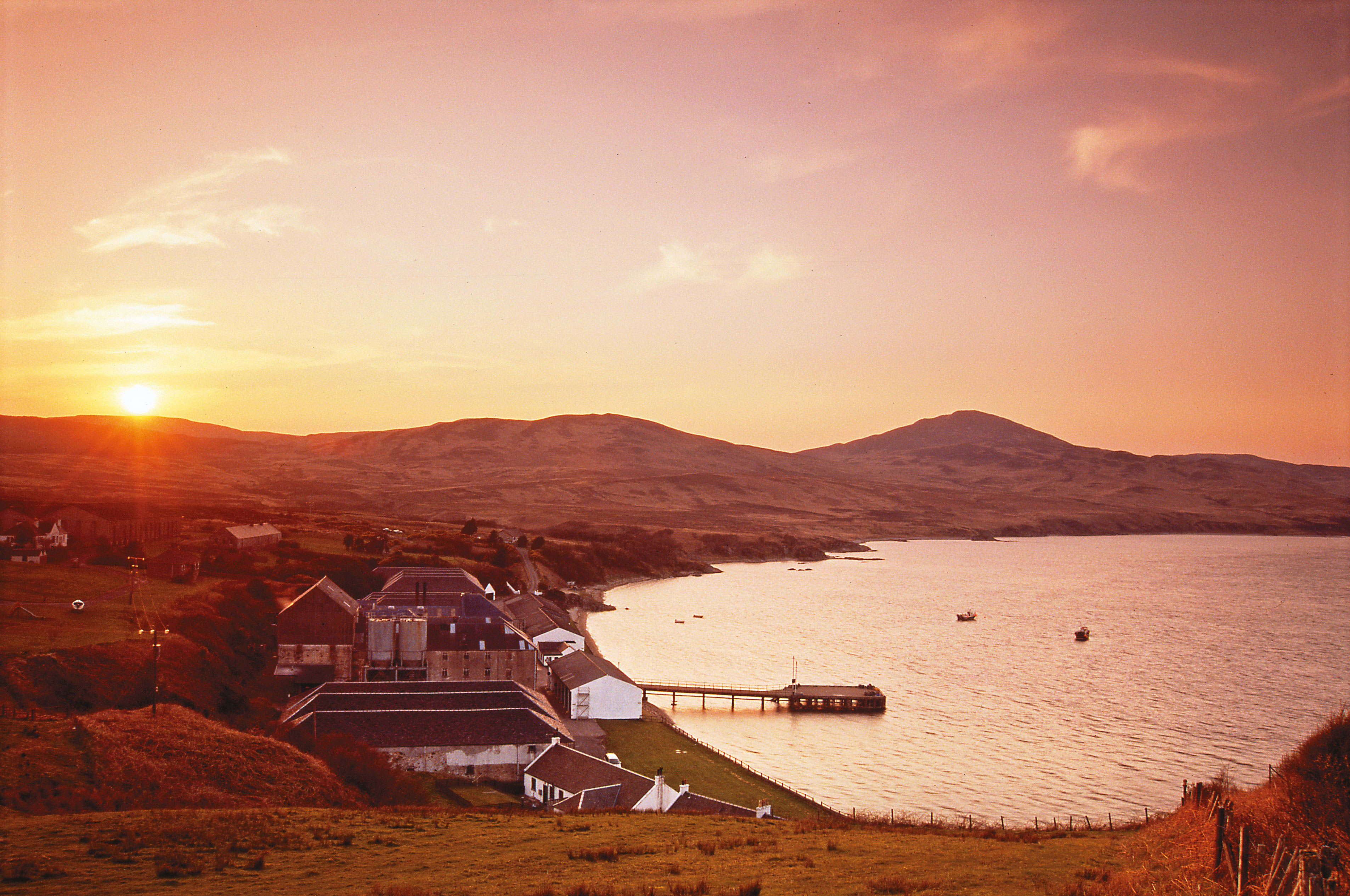 布納哈本酒廠是蘇格蘭艾雷島最北端的酒廠，酒廠所在位置被喻為「艾雷島最美的海灣」。