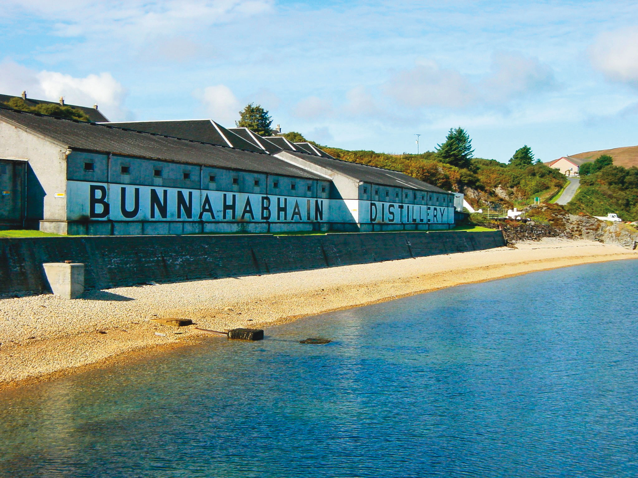 酒廠倚靠著海灣,倉庫上有著白底黑字的Bunnahabhain,過去靠海路運輸,酒標上老船長掌舵的印記,象徵致敬過去。