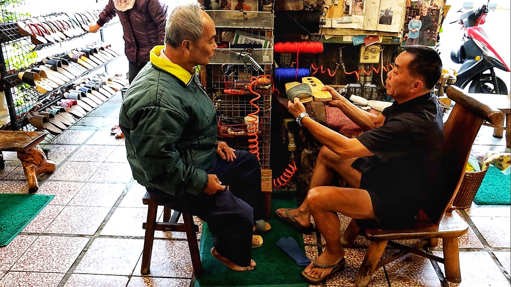 府城百年木屐老店主人郭宗興親自為客人量身訂做新的木屐。