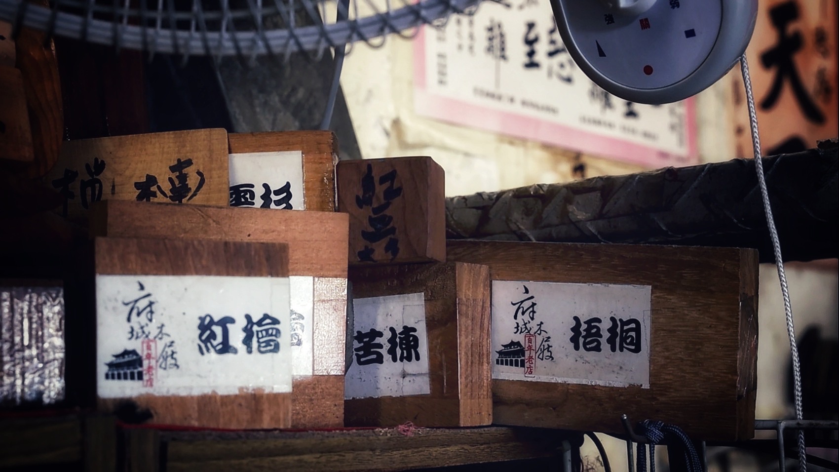 大部分的木屐使用松木作為原料，比較特殊檜木、牛樟則會產生特殊的氣味與功用。