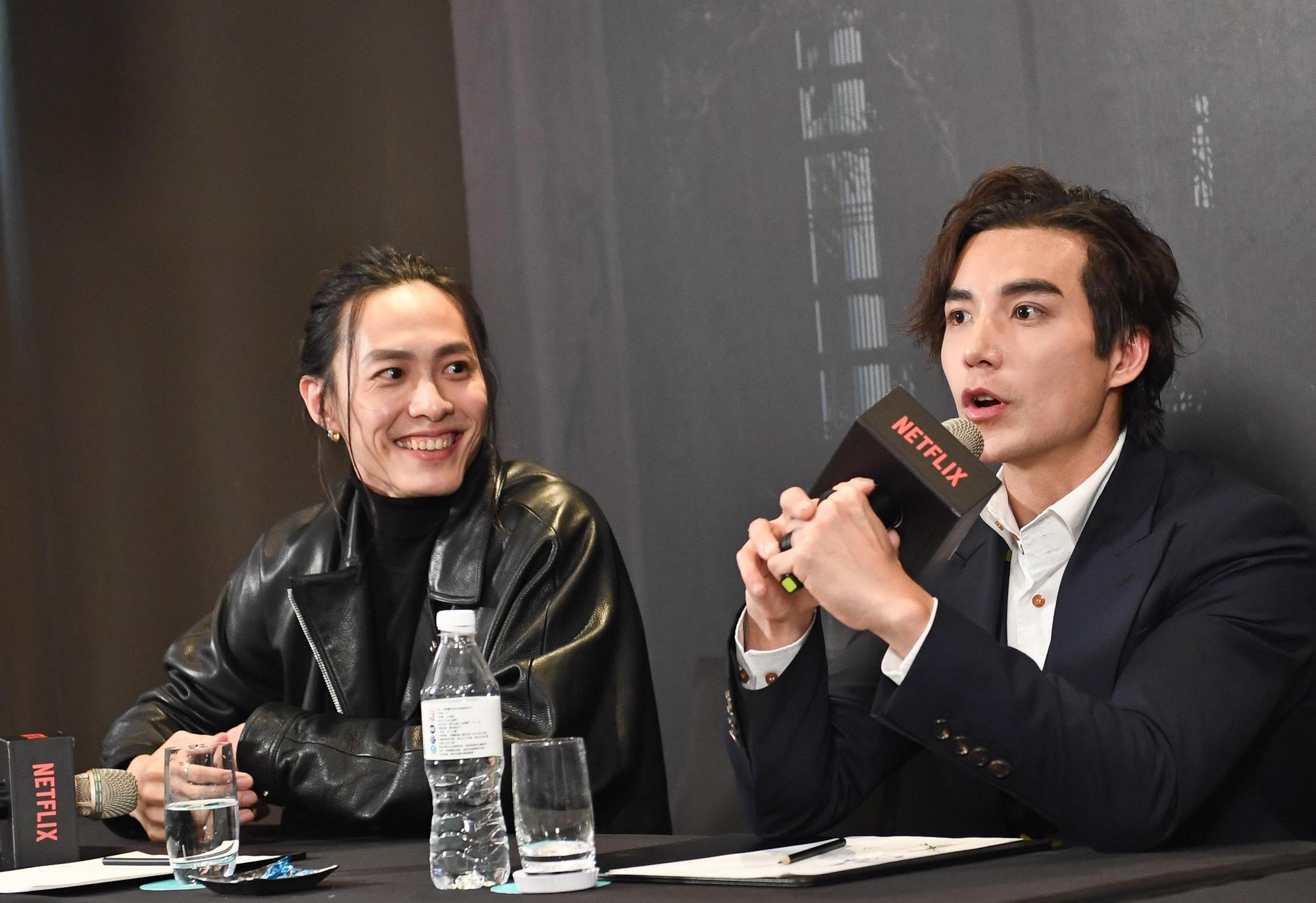 林路迪(右)說起在大馬聽到的鬼故事,讓田士廣忍不住笑出來。(Netflix提供)