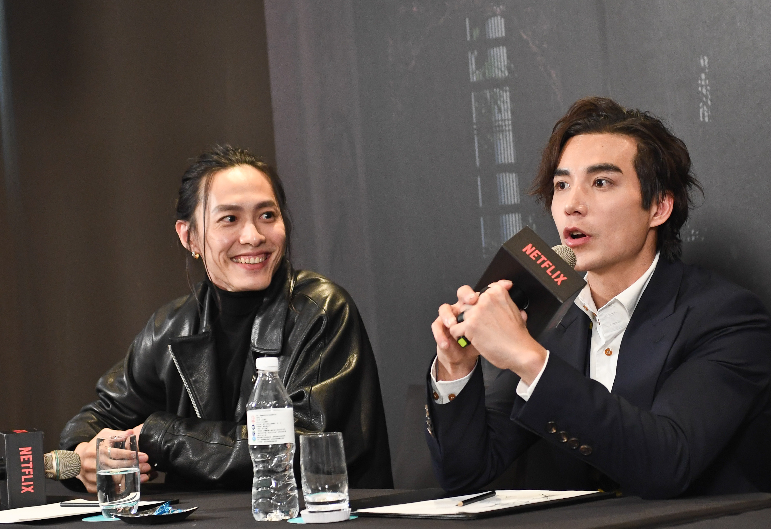 林路迪（右）說起在大馬聽到的鬼故事，讓田士廣忍不住笑出來。（Netflix提供）