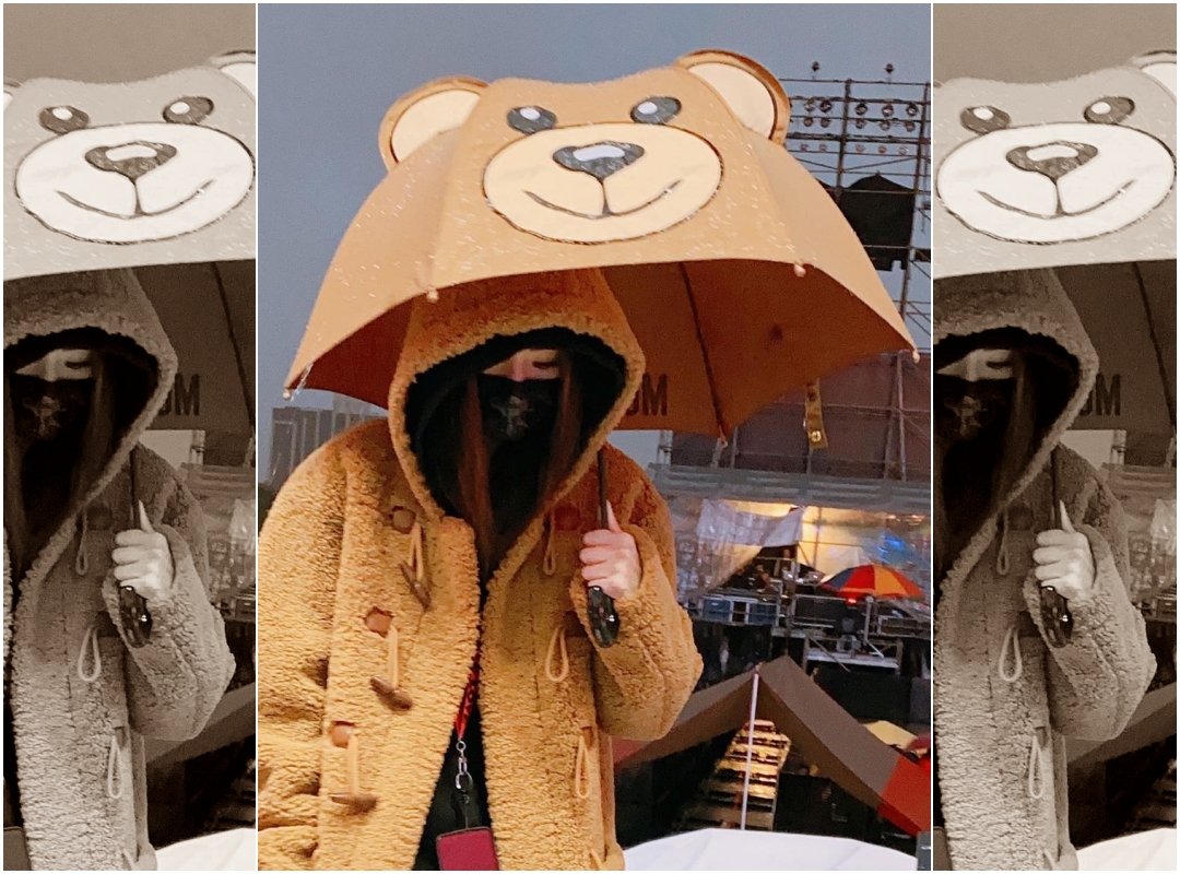 謝金燕po出自己撐著MOSCHINO熊熊頭雨傘的照片。（藍鐘提供）