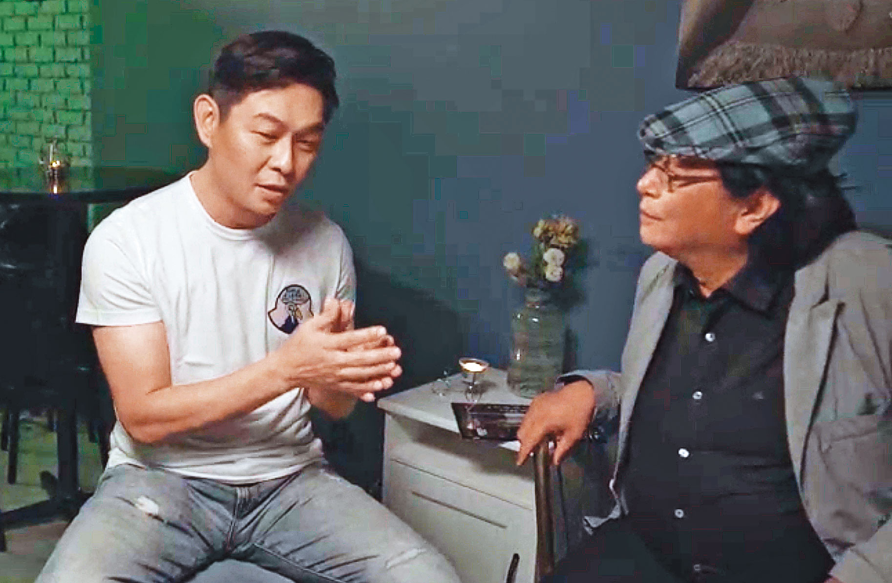 顏瑋廷（左）與縱橫談召集人賴偉峯（右），交換今年酒市意見。