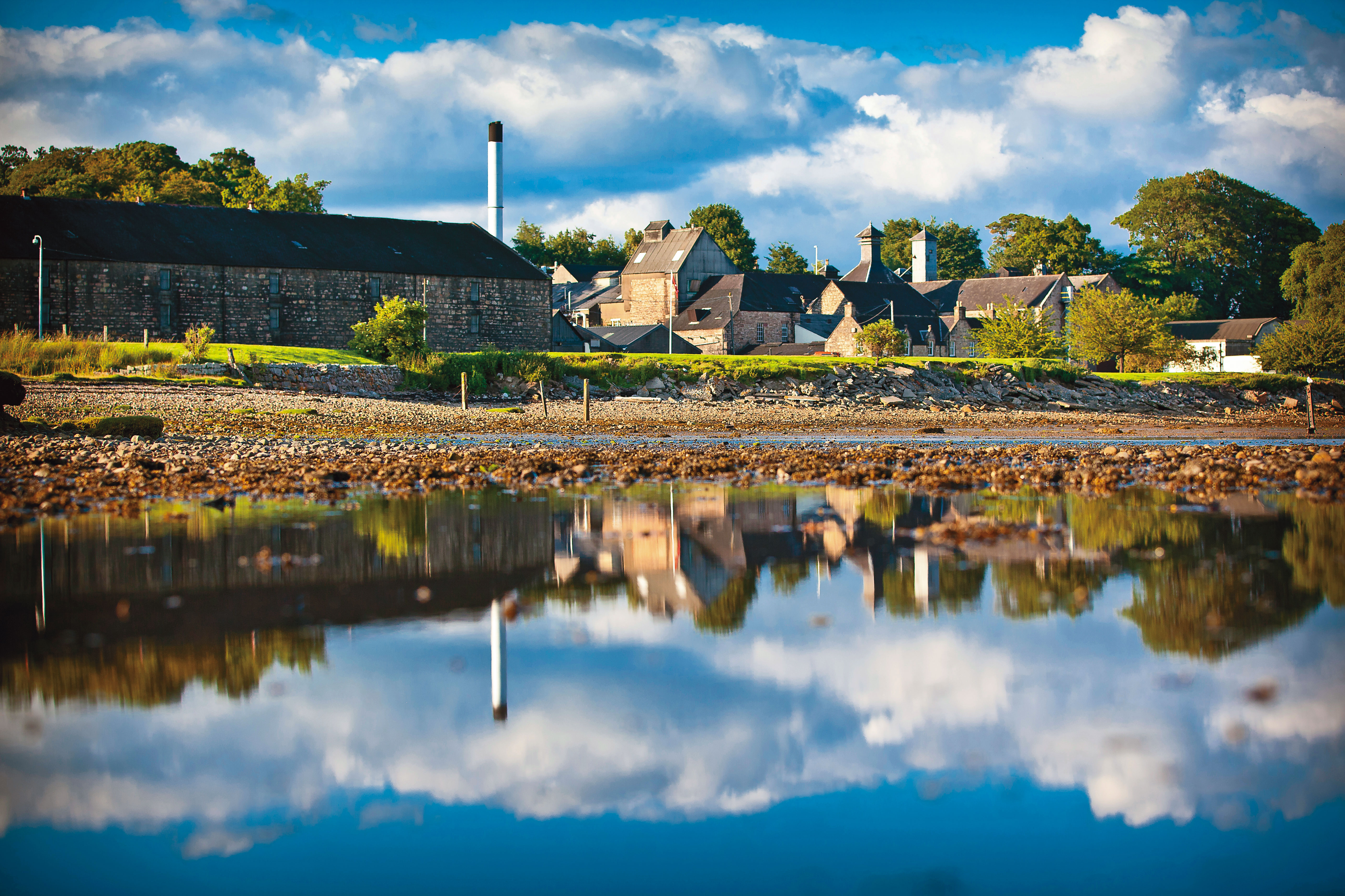 大摩酒廠在蘇格蘭北高地的海岸線旁，這幾年以「老酒銀行」特色在台灣市場取得優異成績，聲勢水漲船高。