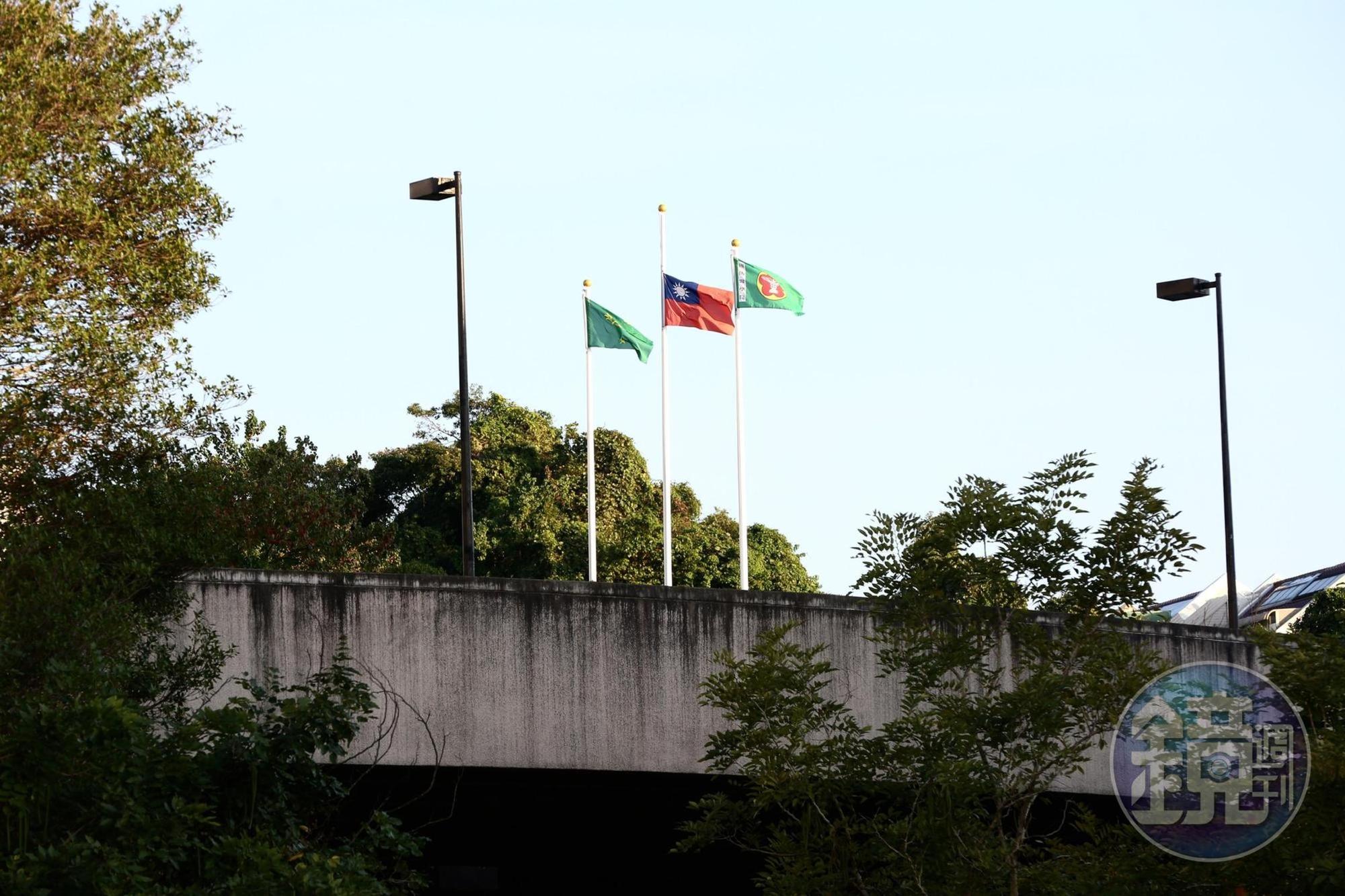 黑鷹直升機墜毀造成8位軍官殉職,內湖國防醫學院降半旗。