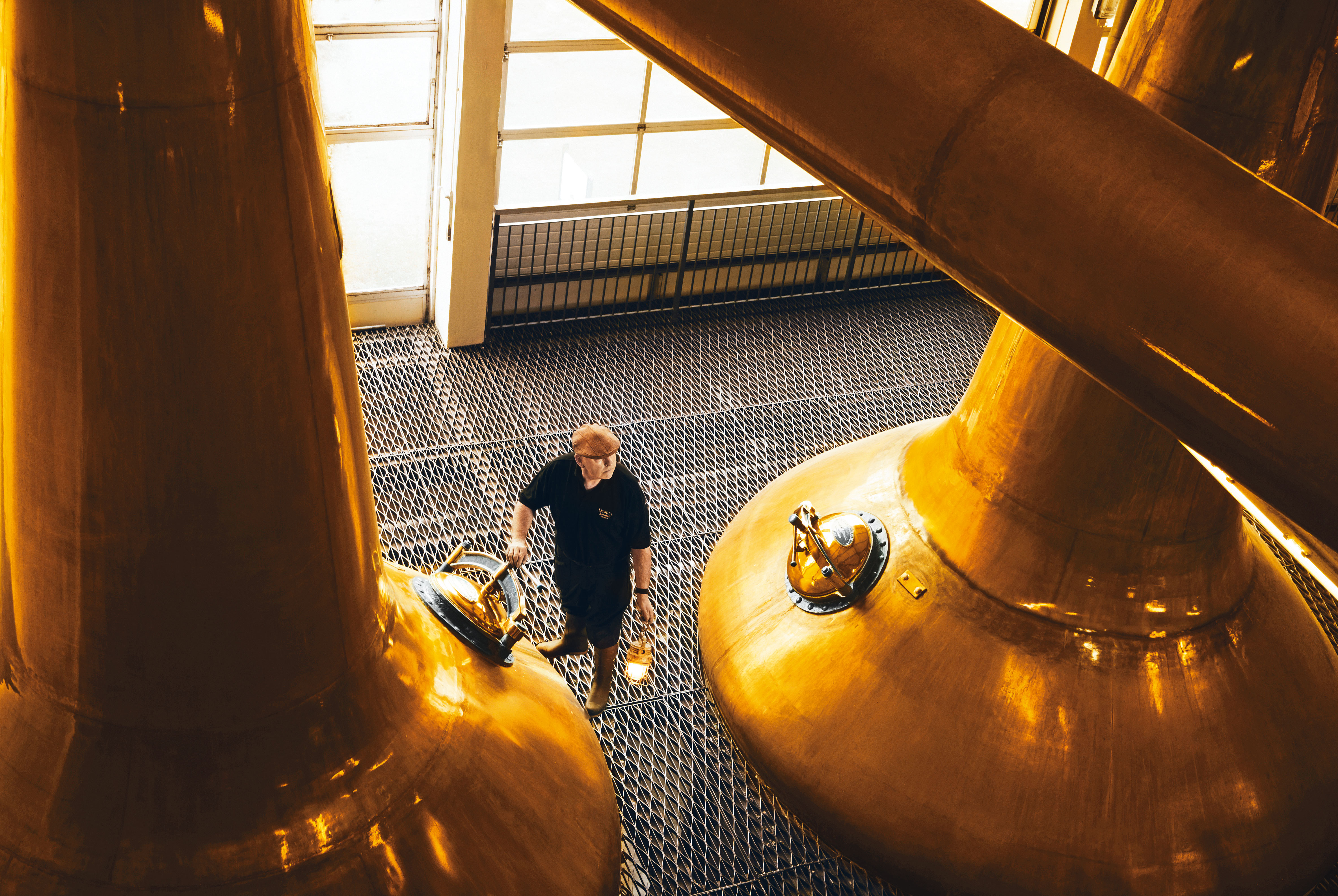 經過銅製蒸餾器緩慢的蒸餾，讓酒液與蒸餾器銅壁產生恰到好處的碰觸，以去除酒液中的雜質。