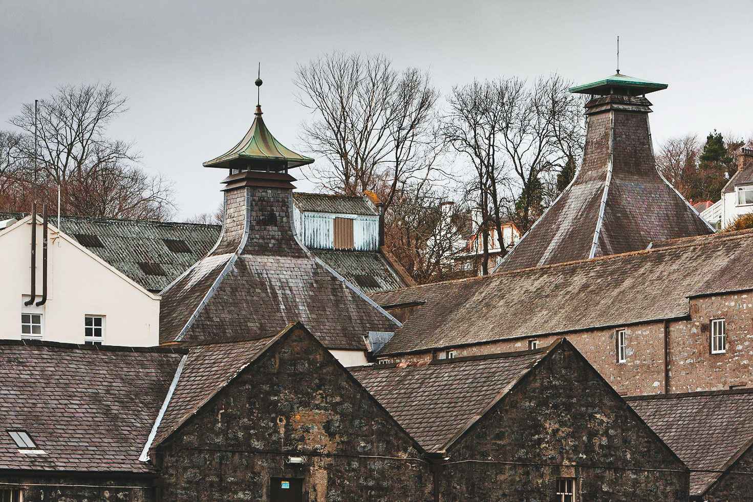 在蘇格蘭斯貝塞區的達夫鎮被稱是「威士忌首都」，這裡百年來有個不傳的祕密，故事就來自畫面中的這間酒廠—慕赫。