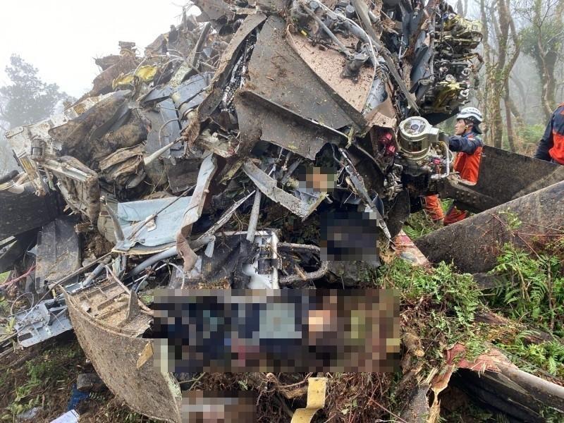 台北地檢署派遣檢察官與法醫到山區進行相驗，事後在討論案件繫屬問題。（中央災害應變中心提供）