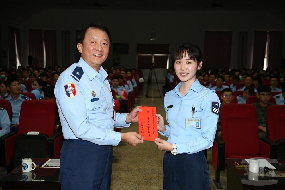 于親文少將（左）於2017年9月1日正式接任國防部政戰副局長，曾引起關注。（軍聞社）