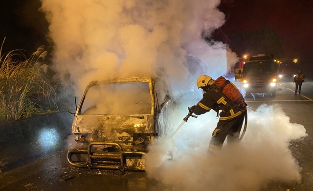 消防人車據報到場後，迅速布水線撲滅火勢。（消防局提供）