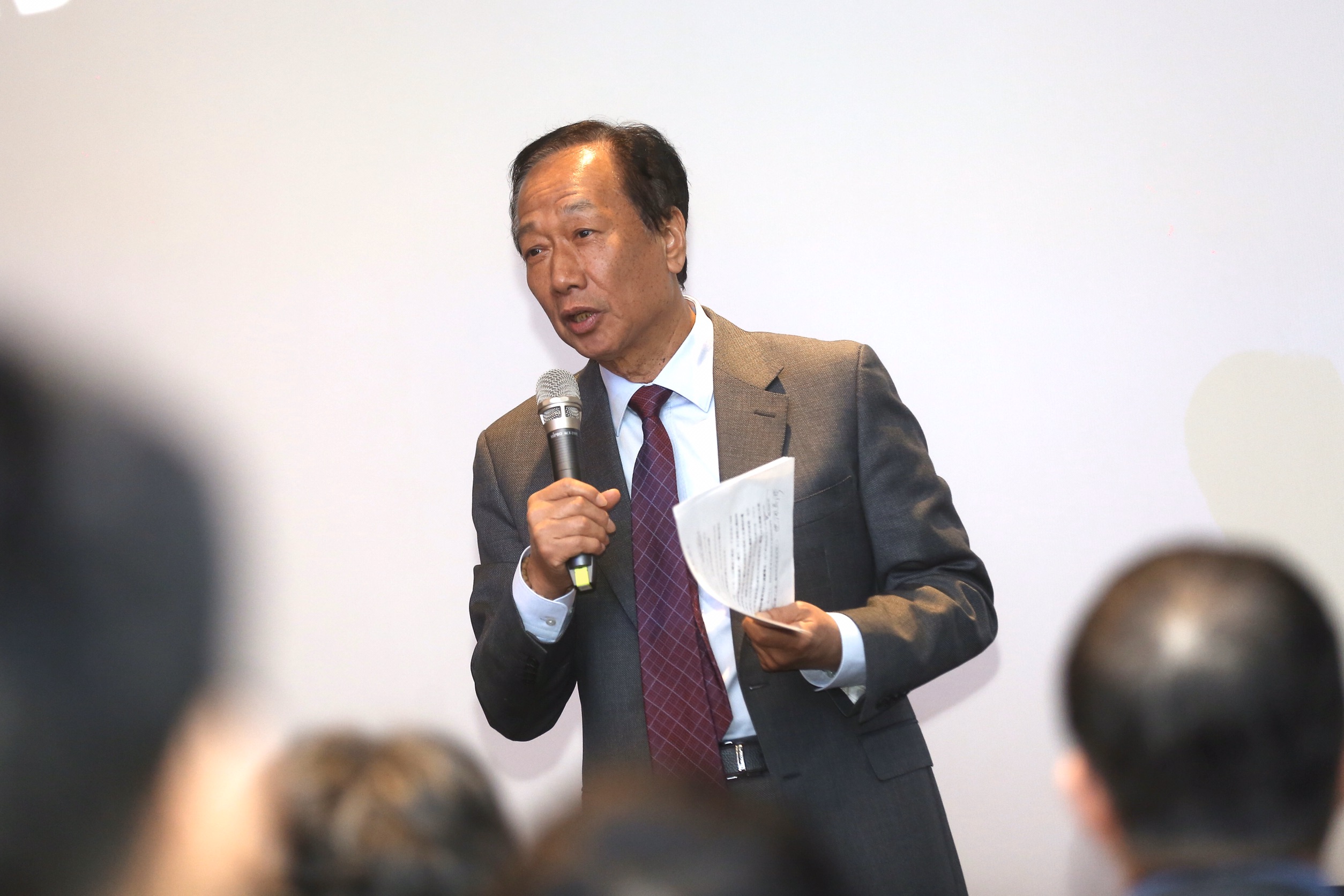 談及今日黑鷹直升機墜毀，郭台銘表達了對罹難者與家屬致上最崇高的敬意。