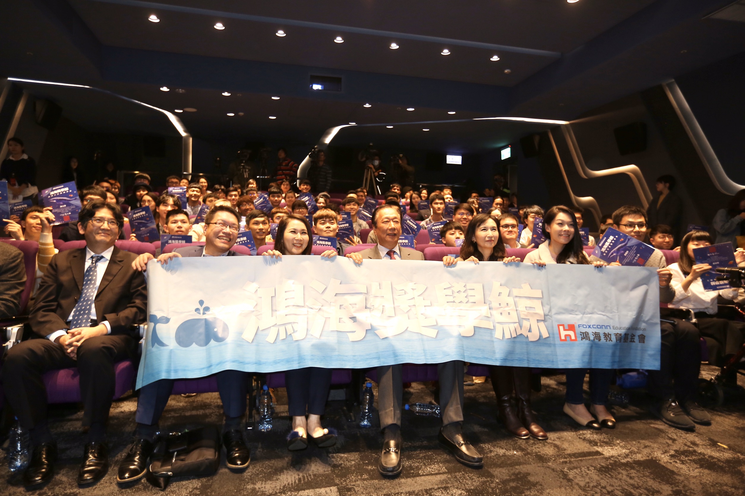 已經舉辦第三屆的鴻海獎學鯨,今年新增碩博土生名額,共計頒發330位得獎者。