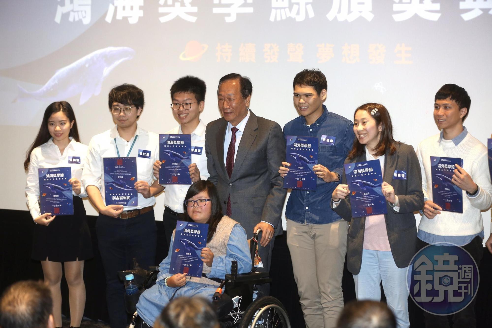 鴻海教育基金會透露，本屆有33%是來自邊緣戶的家貧學子，還有67%來自具政府證明的低收入戶、中低收入戶、身心障礙生、身心障礙子女與特殊境遇證明學生。