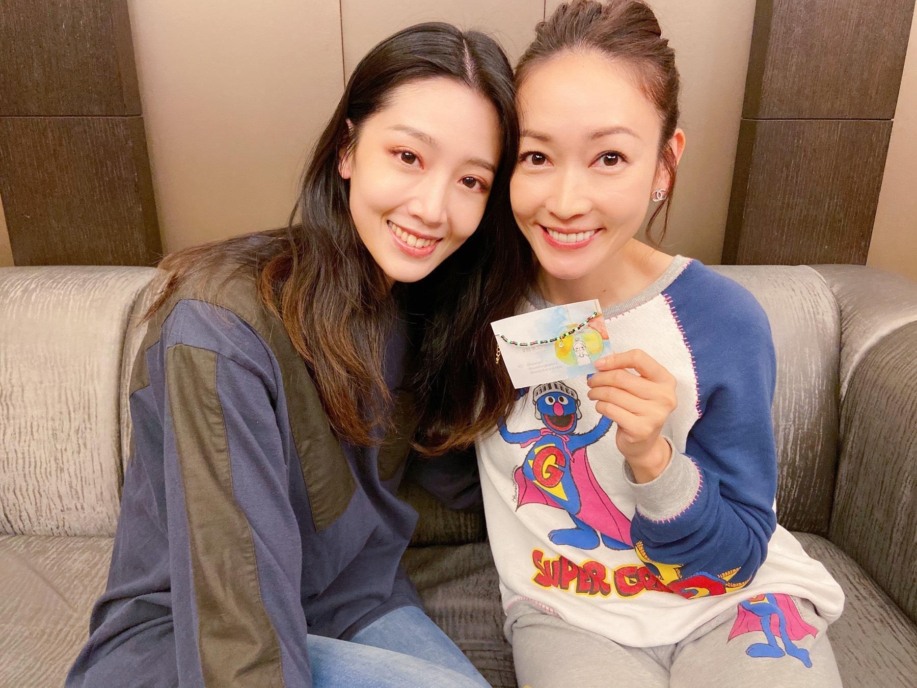 潘慧如和劇中女兒黃薇渟成好姐妹，兩人無話不談，黃還送潘自製手工項鍊。（球狀星團娛樂公司提供）