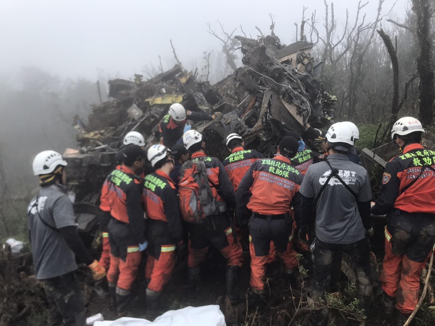 國軍UH-60M黑鷹直升機今(2日)早墜毀,參謀總長沈一鳴等8人不幸罹難,5人生還。(中央災害應變中心提供)