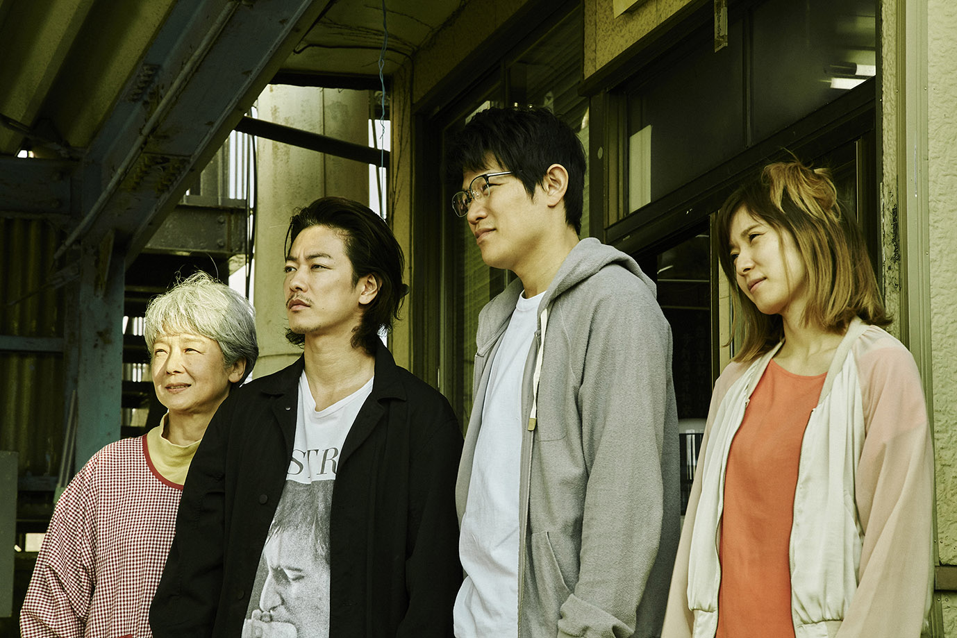 電影《那一夜》由佐藤健（左二），實力派演員田中裕子（左一）、鈴木亮平（右二）與松岡茉優演出。（天馬行空提供）