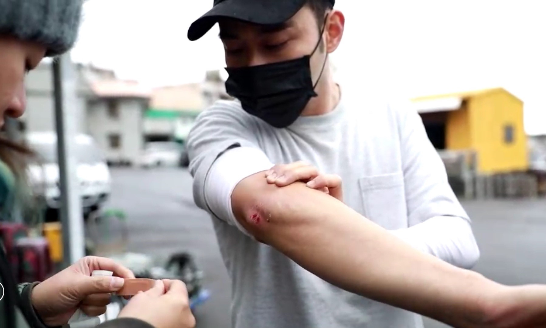 潘柏希﻿《多情城市》時意外摔車。（民視提供）