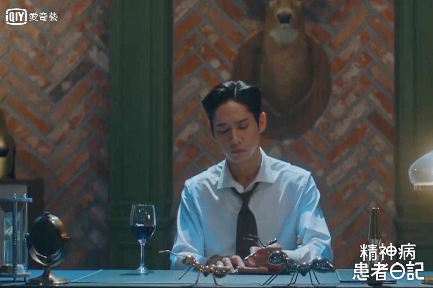朴成勳在《精神病患者日記》飾演連續殺人魔,使用左手書寫鏡像字。(愛奇藝台灣站提供)