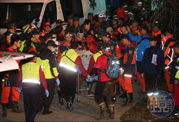 黑鷹5生還者全數獲救下山,另外7具大體正從事發地點運往指揮中心途中。(梁祐全攝)