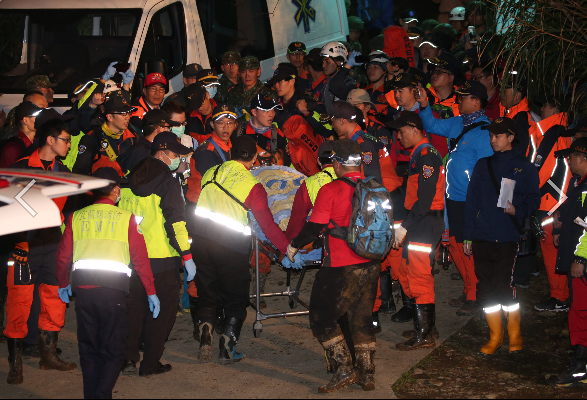 黑鷹5生還者全數獲救下山，另外7具大體正從事發地點運往指揮中心途中。（梁祐全攝）