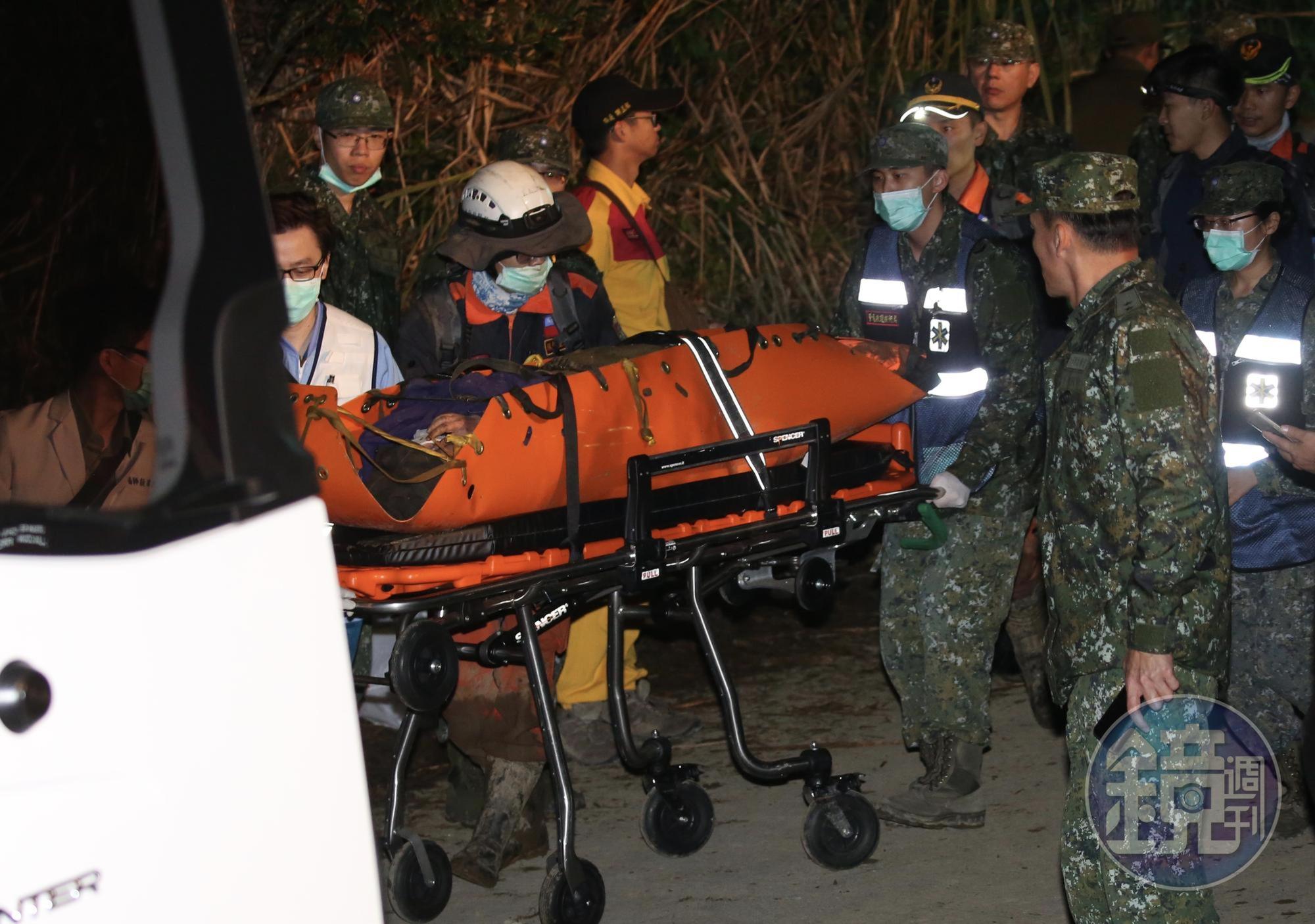 黑鷹5生還者全數獲救下山,圖為傷患陳映竹。(陳毅偉攝)