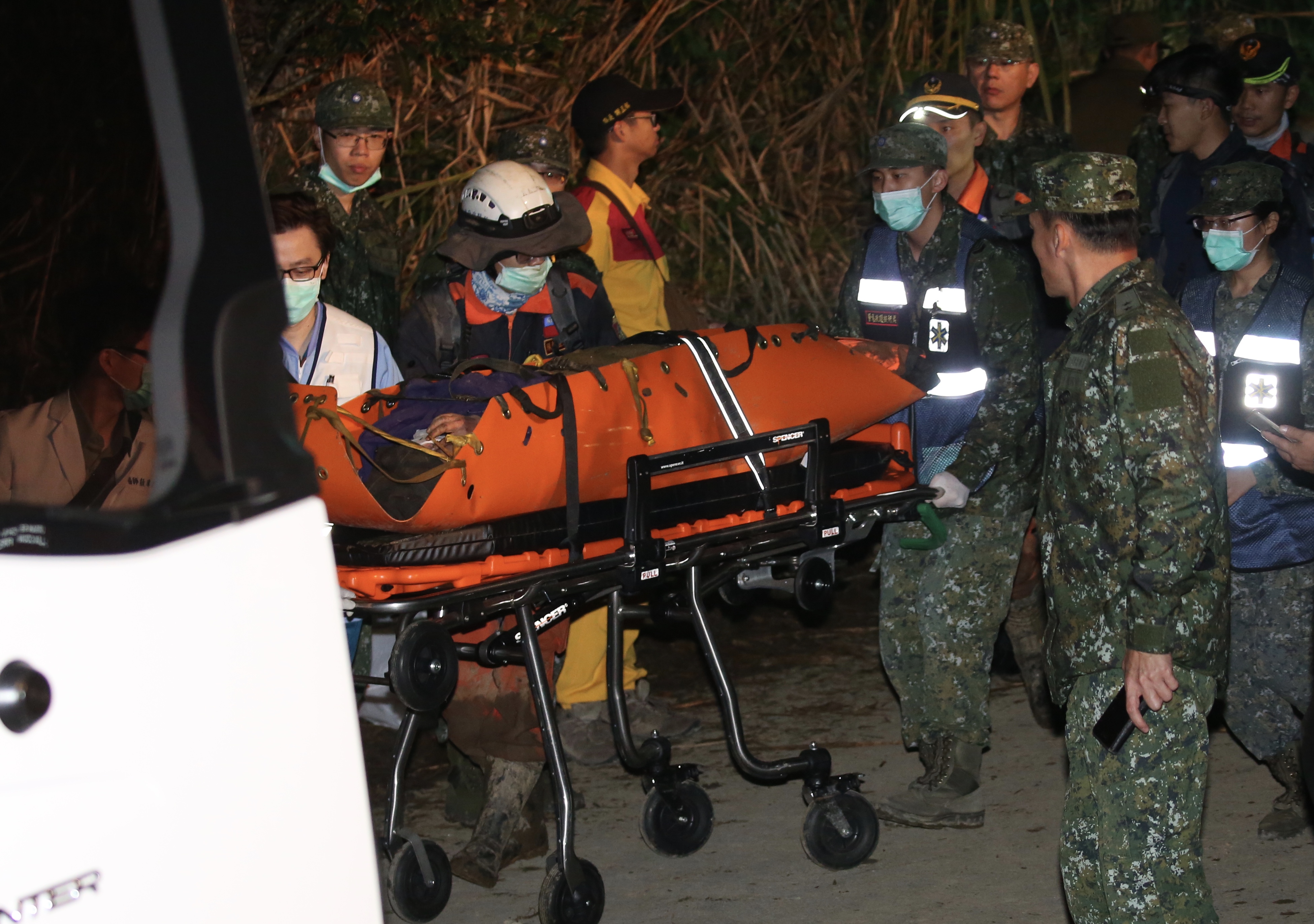 黑鷹5生還者全數獲救下山，圖為傷患陳映竹。（陳毅偉攝）