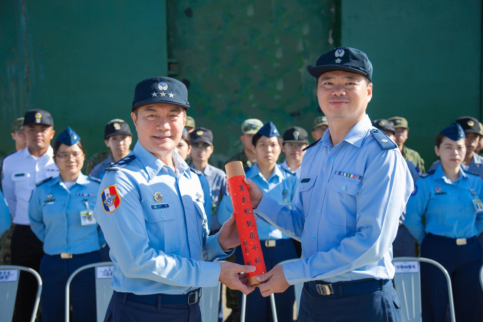 參謀總長沈一鳴（左）忠骸現已被送至台北三軍總醫院。圖為參謀總長沈一鳴上將視導南部地區駐軍，代表部長頒發年節禮品畫面。（軍聞社記者葛芃欣攝）