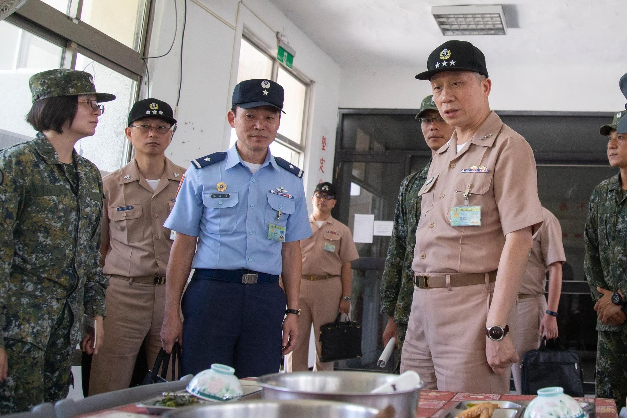 沈一鳴在天黑鷹直升機墜毀中不幸殉職，參謀總長一職由副參謀總長執行官劉志斌（前排右）上將代理。（軍聞社）