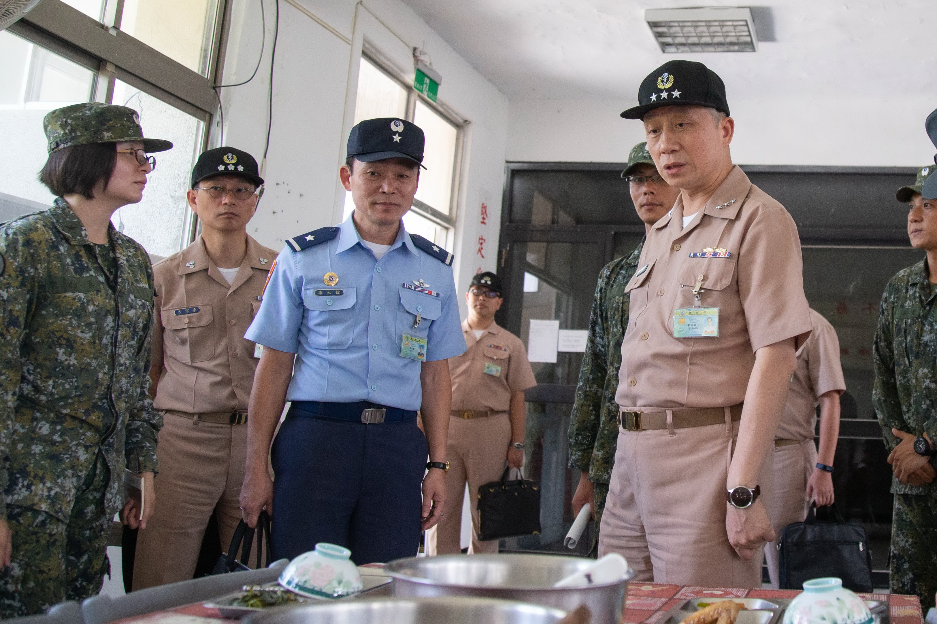沈一鳴在天黑鷹直升機墜毀中不幸殉職，參謀總長一職由副參謀總長執行官劉志斌（前排右）上將代理。（軍聞社）