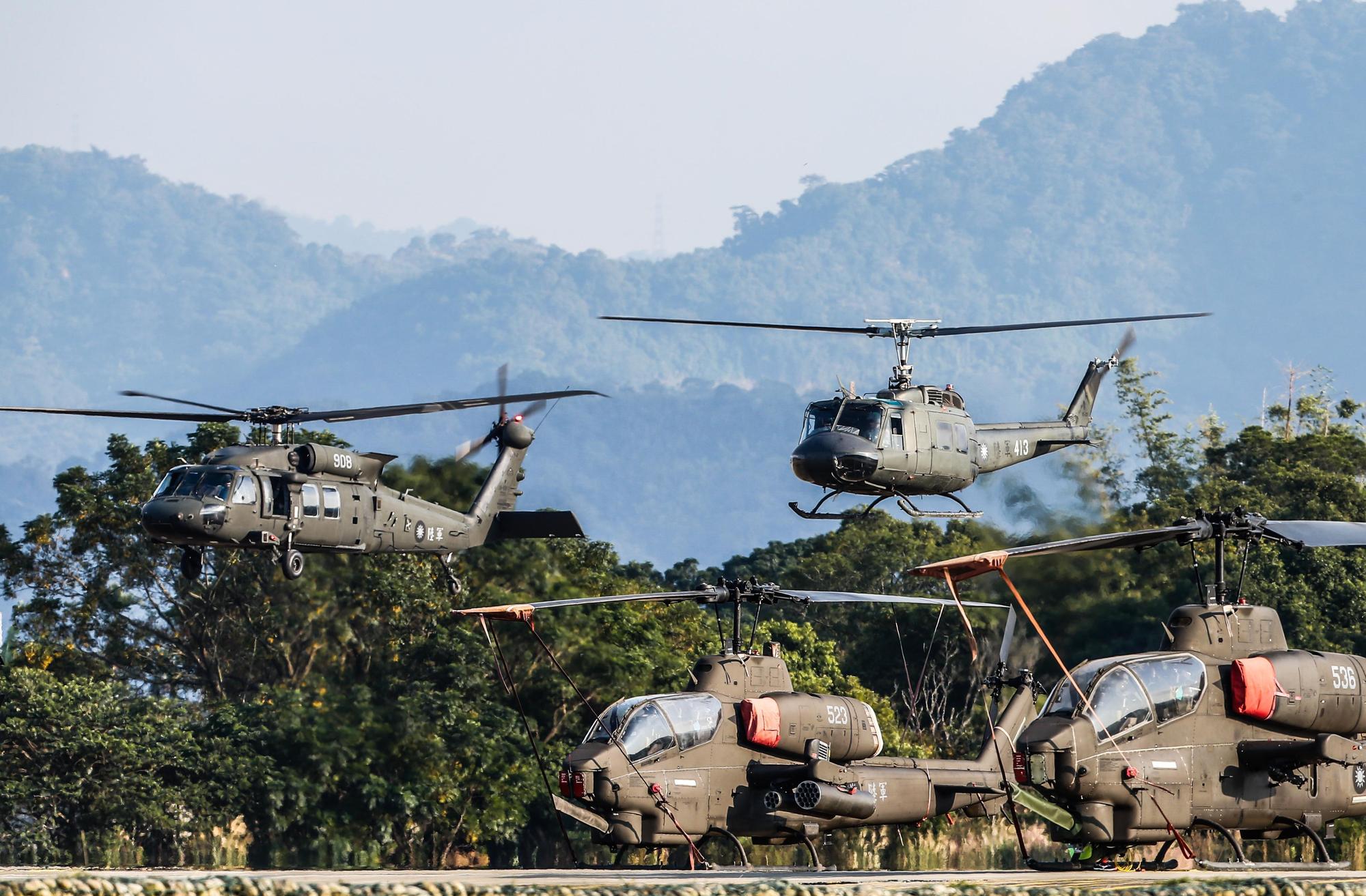 圖為UH-1H與UH-60M黑鷹直升機任務正式接替畫面。（軍聞社記者卓以立攝）