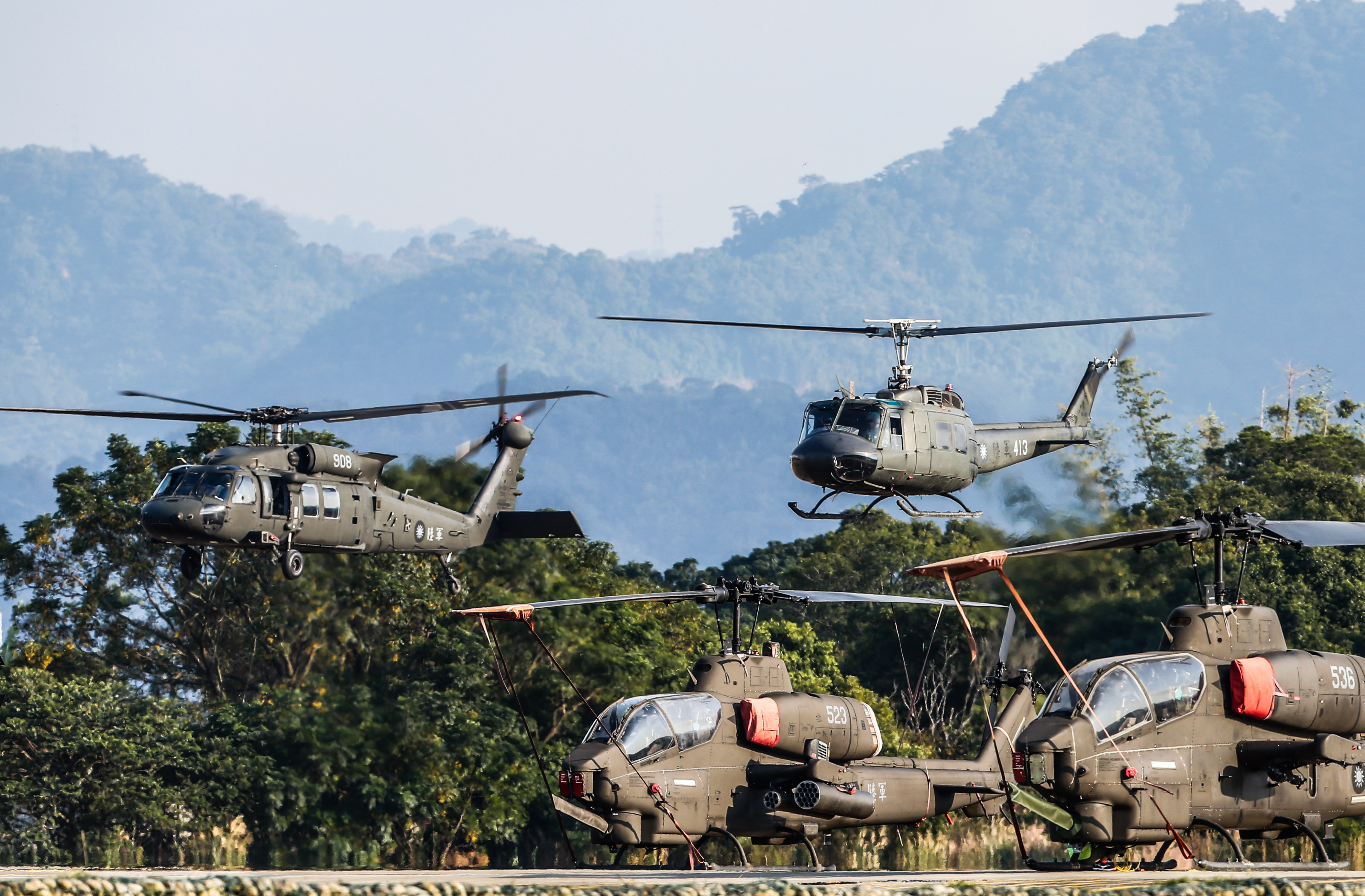 圖為UH-1H與UH-60M黑鷹直升機任務正式接替畫面。（軍聞社記者卓以立攝）