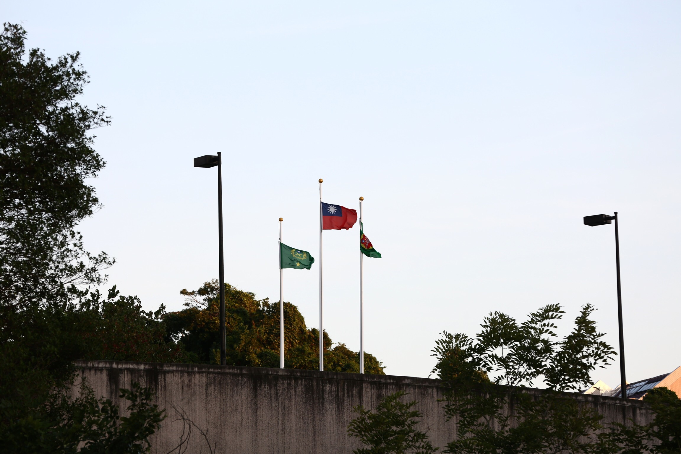 國軍發生有史以來最高階將官罹難的直昇機墜毀事故，總統蔡英文第一時間即決定降半旗3天。