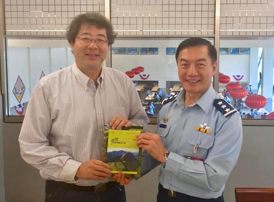 沈一鳴與已故導演齊柏林（左）熟識，雙方合作多年記錄國軍弟兄勇敢搜救過程。（翻攝自齊柏林的飛閱台灣）