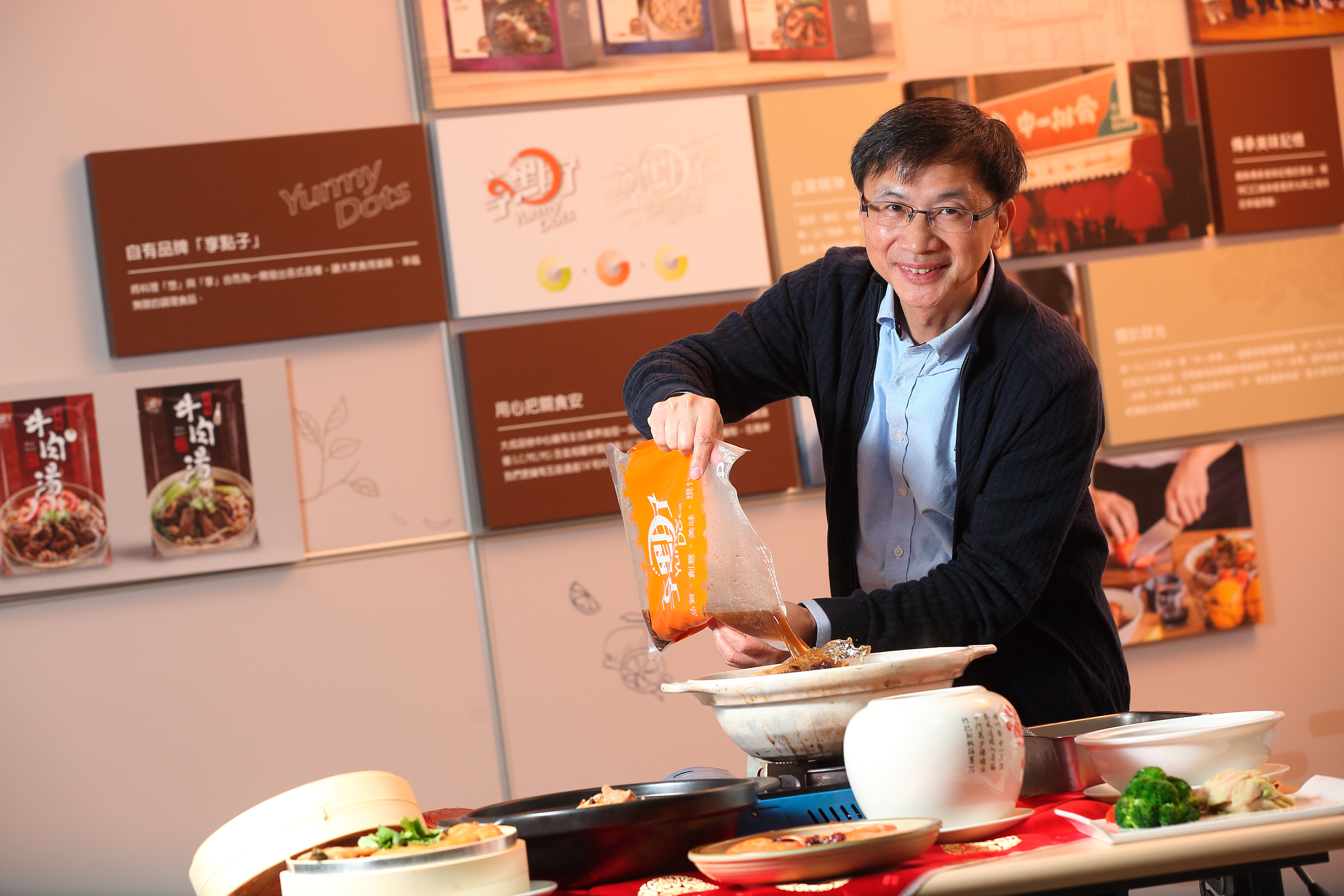 詹金和帶領欣光食品從「中一排骨」央廚，轉型打入各大連鎖餐飲品牌代工，7年前推出自有品牌「享點子」調理包，年收6.6億元穩坐中餐代工王。