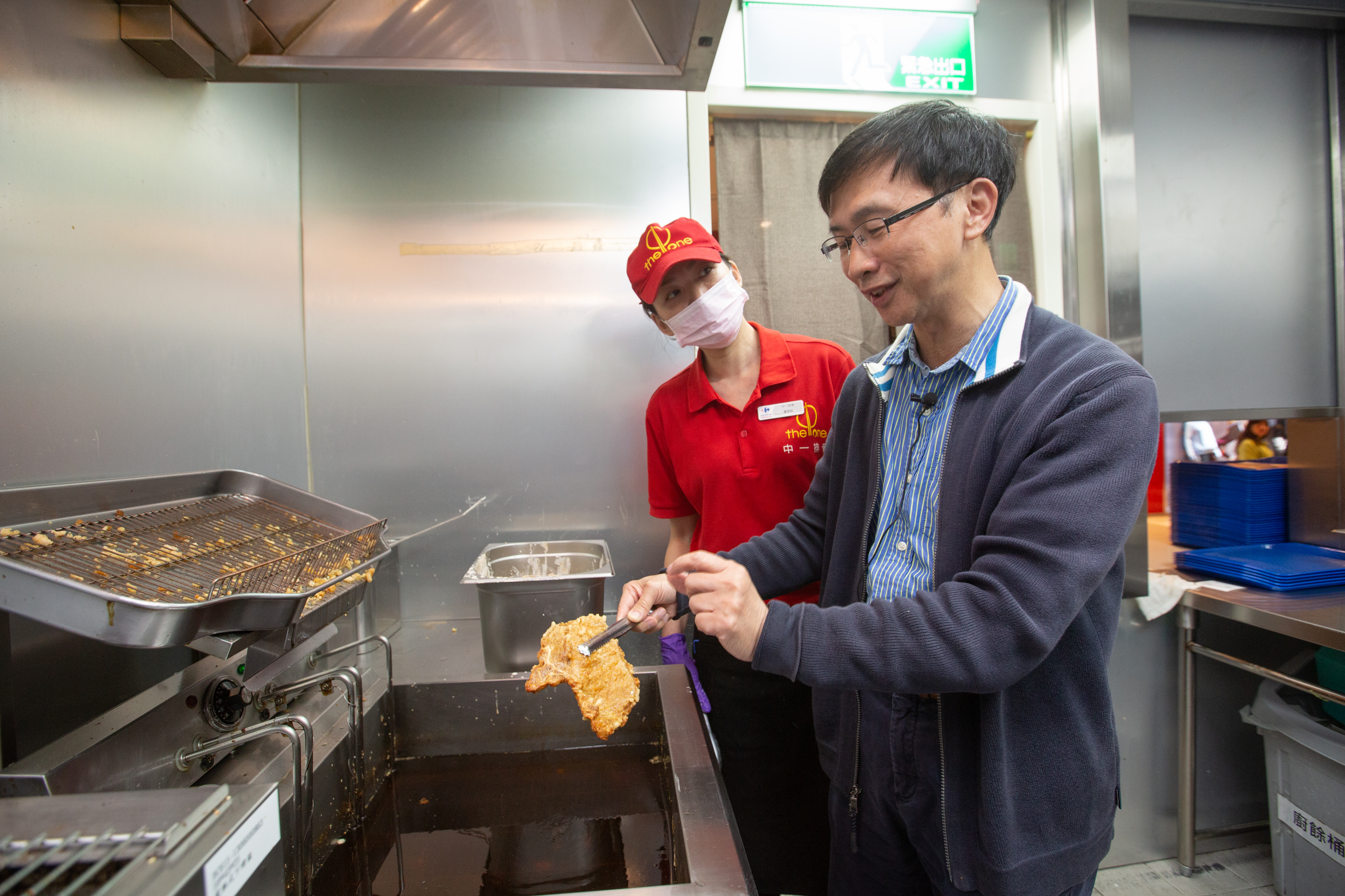 工程師訓練讓詹金和對於每一塊排骨厚度、大小都十分講究，圖為他巡視中一排骨門市廚房。