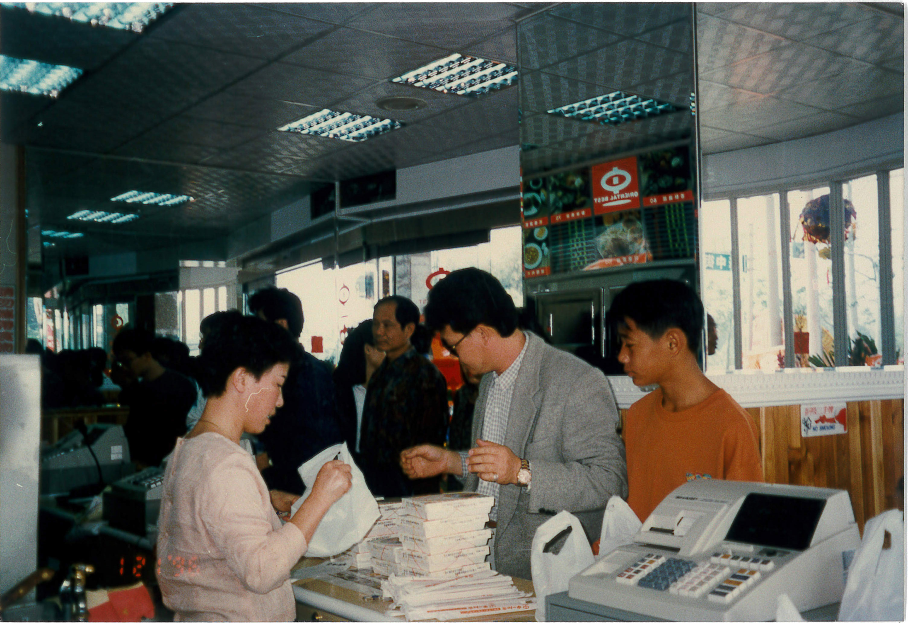 中一排骨是國內最早有裝冷氣的排骨快餐店，全盛時期有80家門市。（翻攝欣光食品官網）