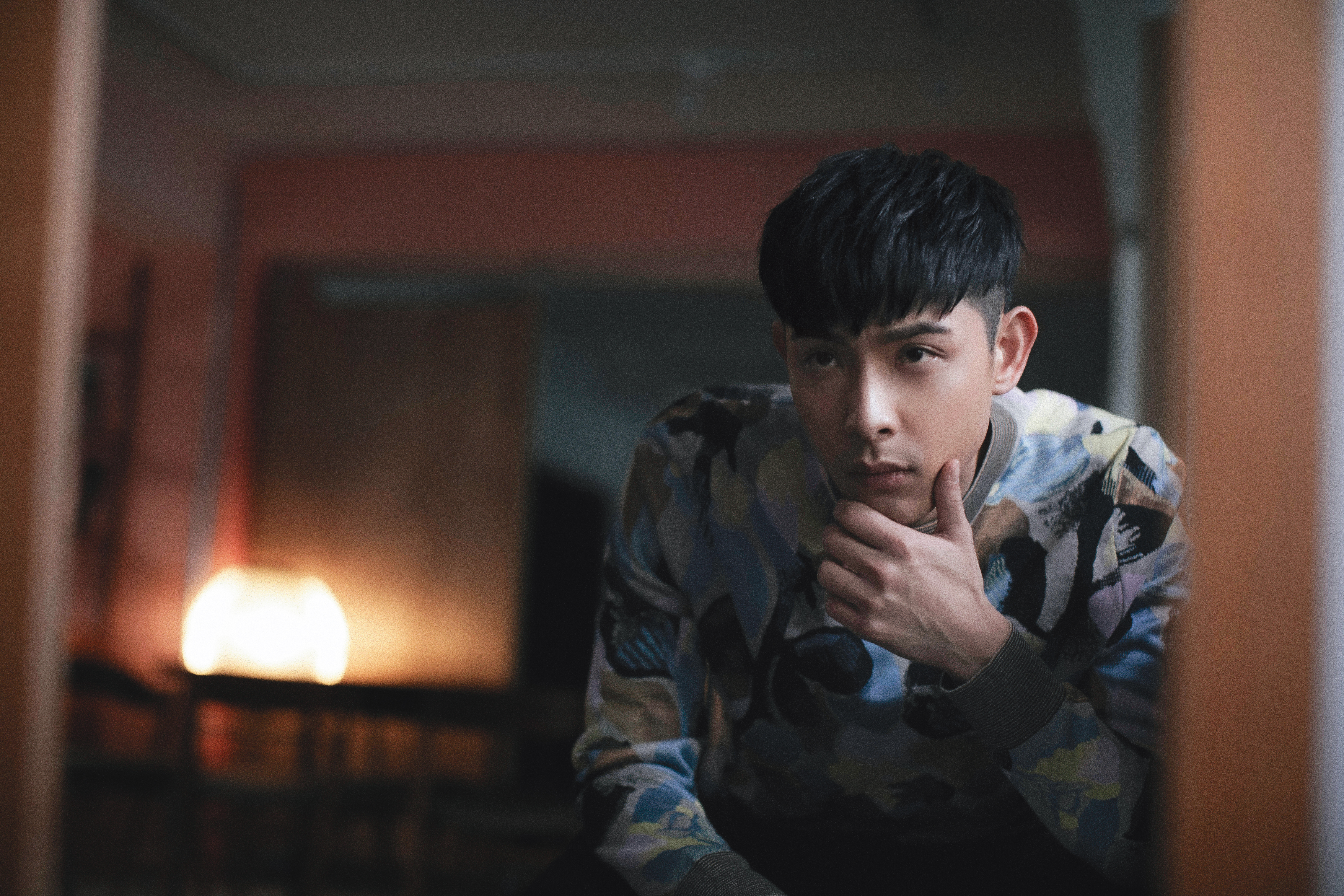 半明半滅的光線，就像是連晨翔出道未久，又亮又寂的寫照，不過他說，這路他就是要走，管它是路窄或是康莊大道。