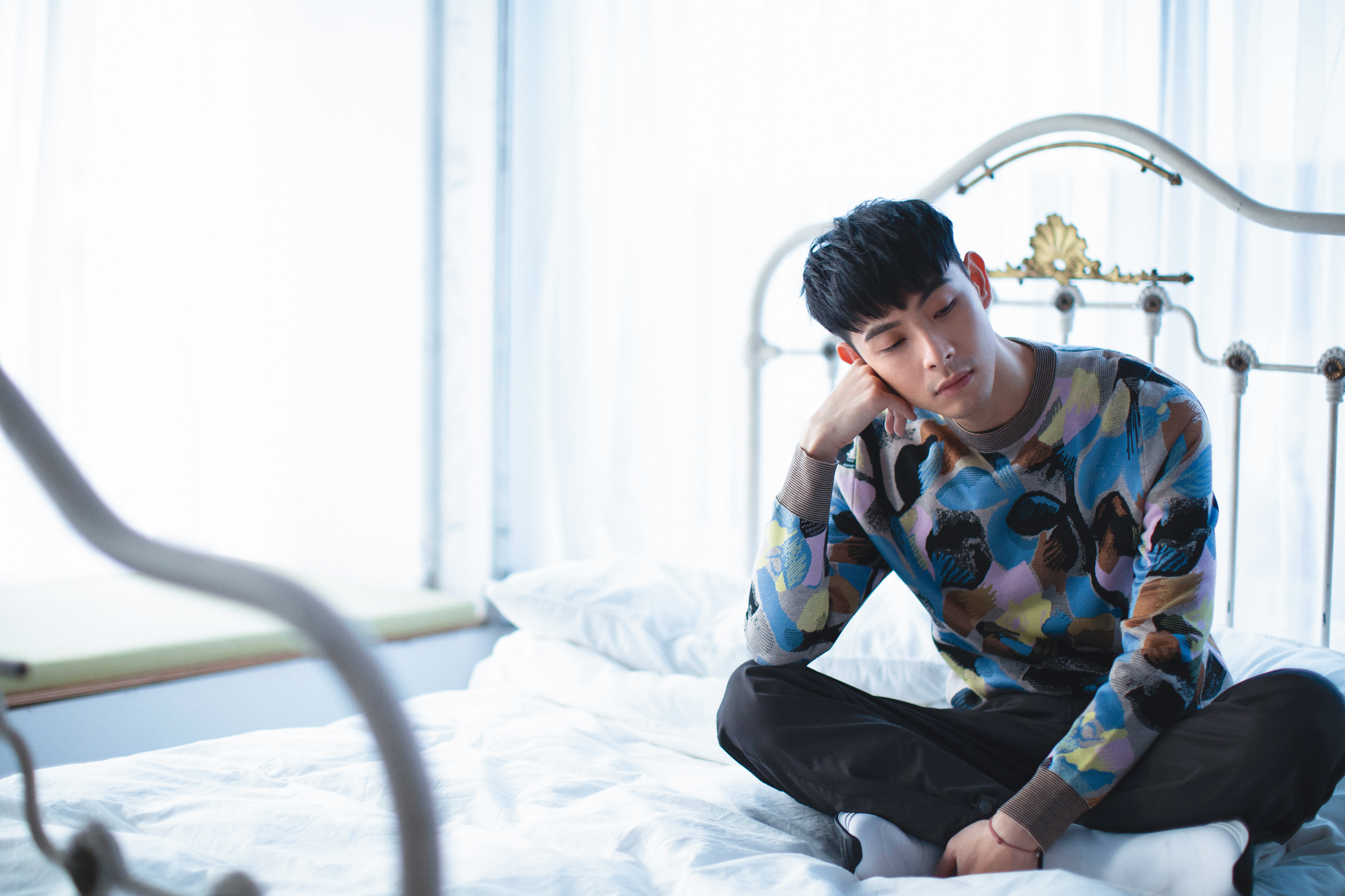 曾被網友封為「小奶狼」，意指又萌又狼，看這閉眼相貌，他會在服飾店被發掘出道，也並不令人意外。