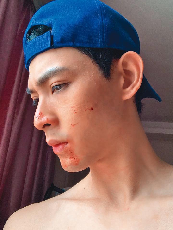 在中國大陸拍戲，連晨翔臉上塗了假血漿，引來不少粉絲惜惜。（翻攝自連晨翔臉書）