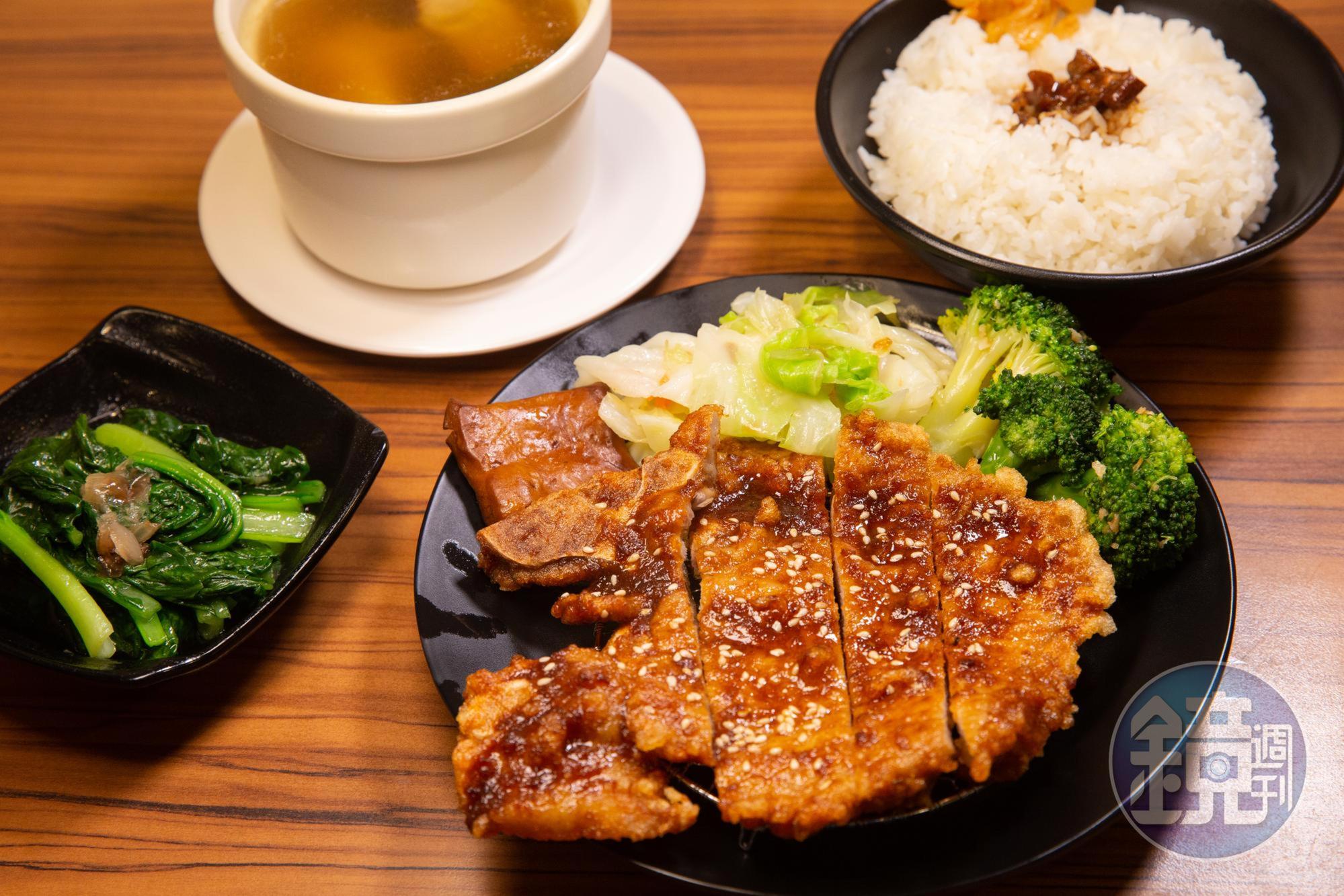 醬烤排骨飯套餐是中一排骨的人氣餐點。（單點99元、套餐另加66元） 