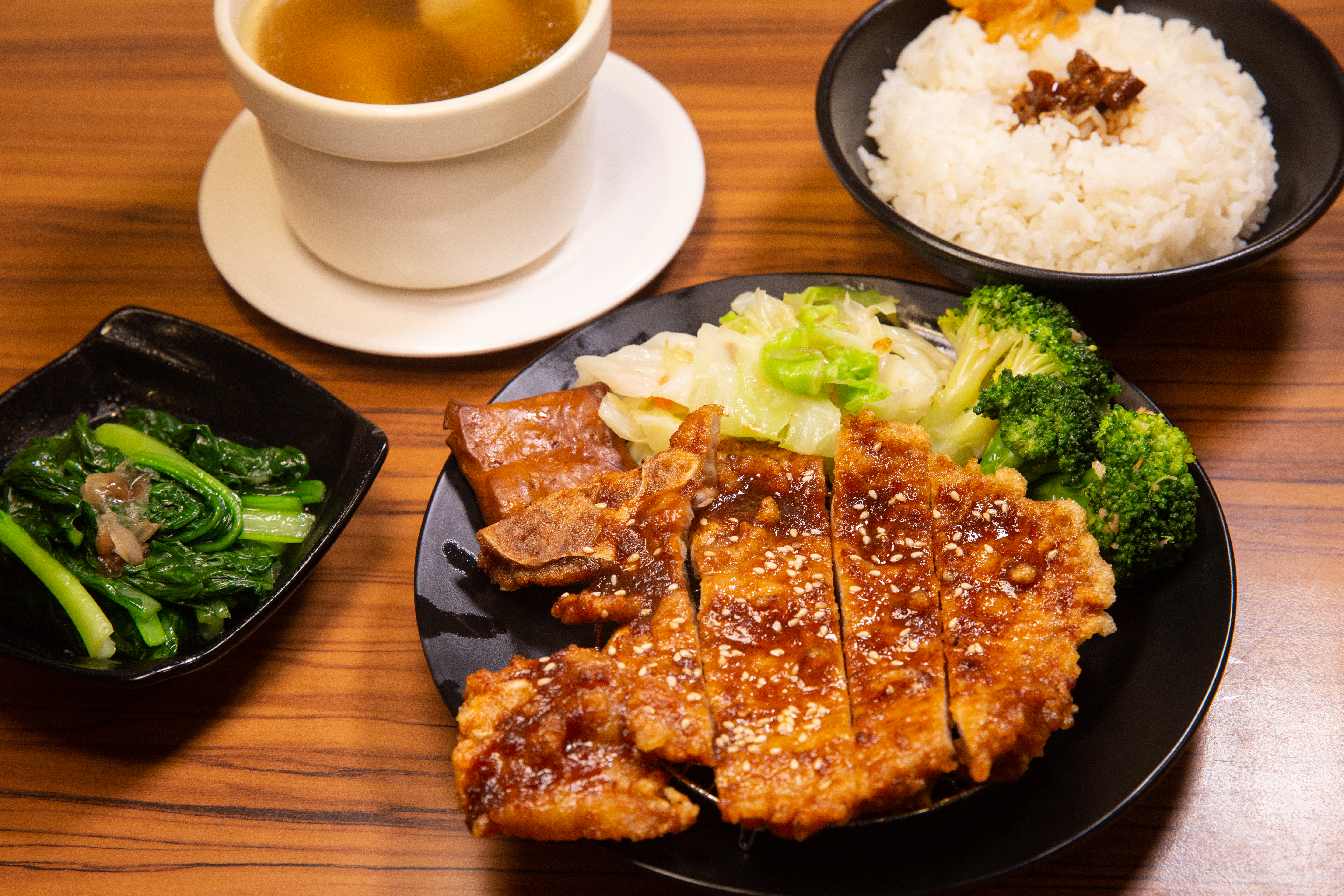 醬烤排骨飯套餐是中一排骨的人氣餐點。（單點99元、套餐另加66元） 