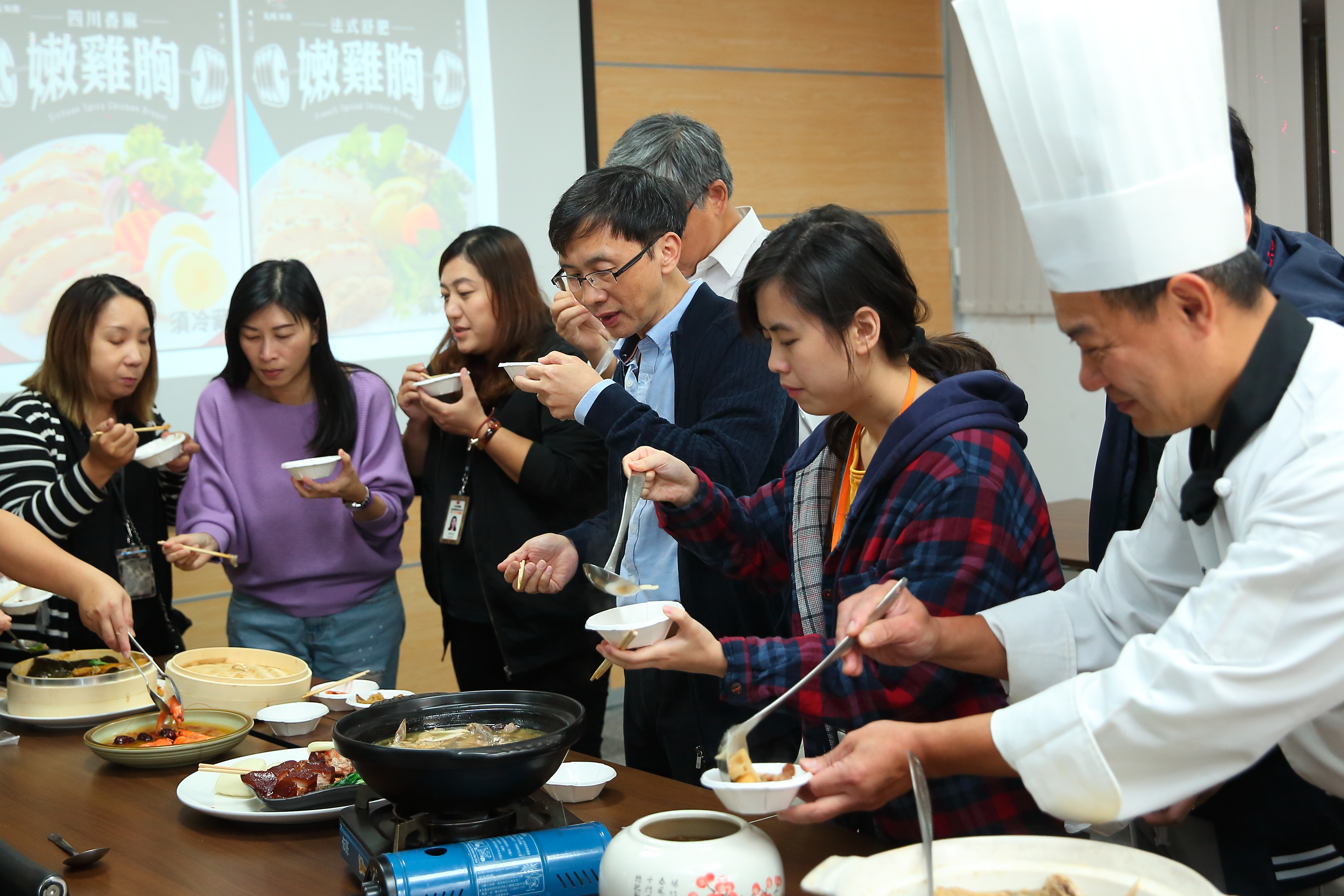詹金和親自參與試吃檢討會，會要求所有員工發表意見，做為調整參考依據。