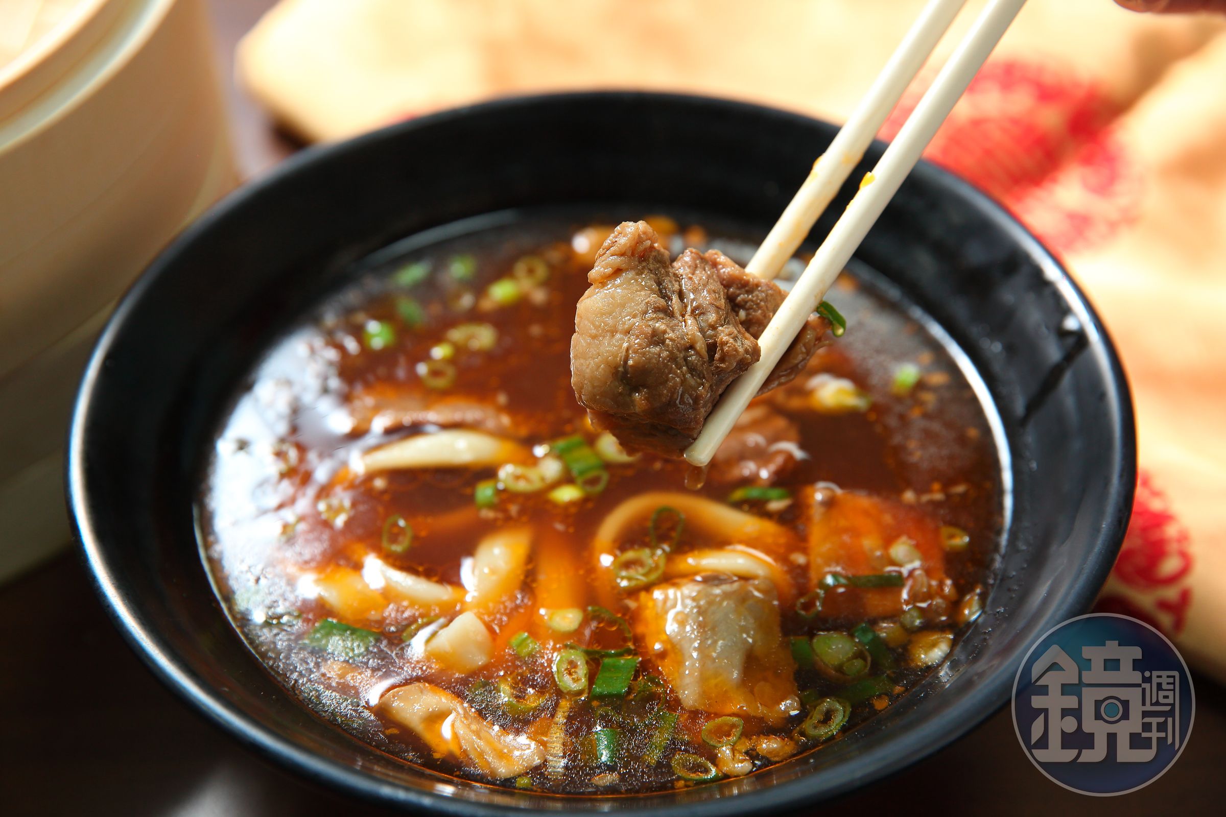 現代人生活忙碌，欣光食品的紅燒牛肉調理包微波加熱即可食用，加入麵條就是一頓牛肉麵好料。
