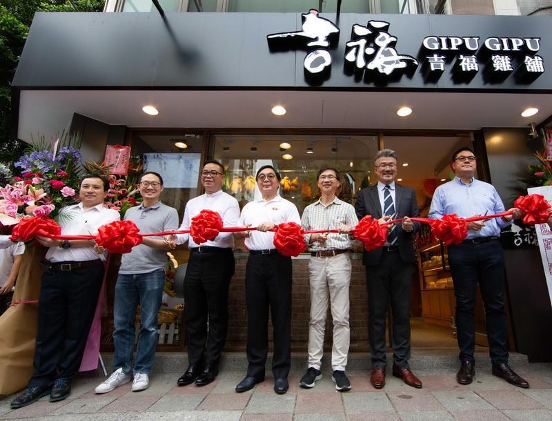 大成集團副總裁韓家寅(中)看好調理食品市場,加上信任詹金和(右3)人品,2008年正式入股欣光食品。(大成集團提供)