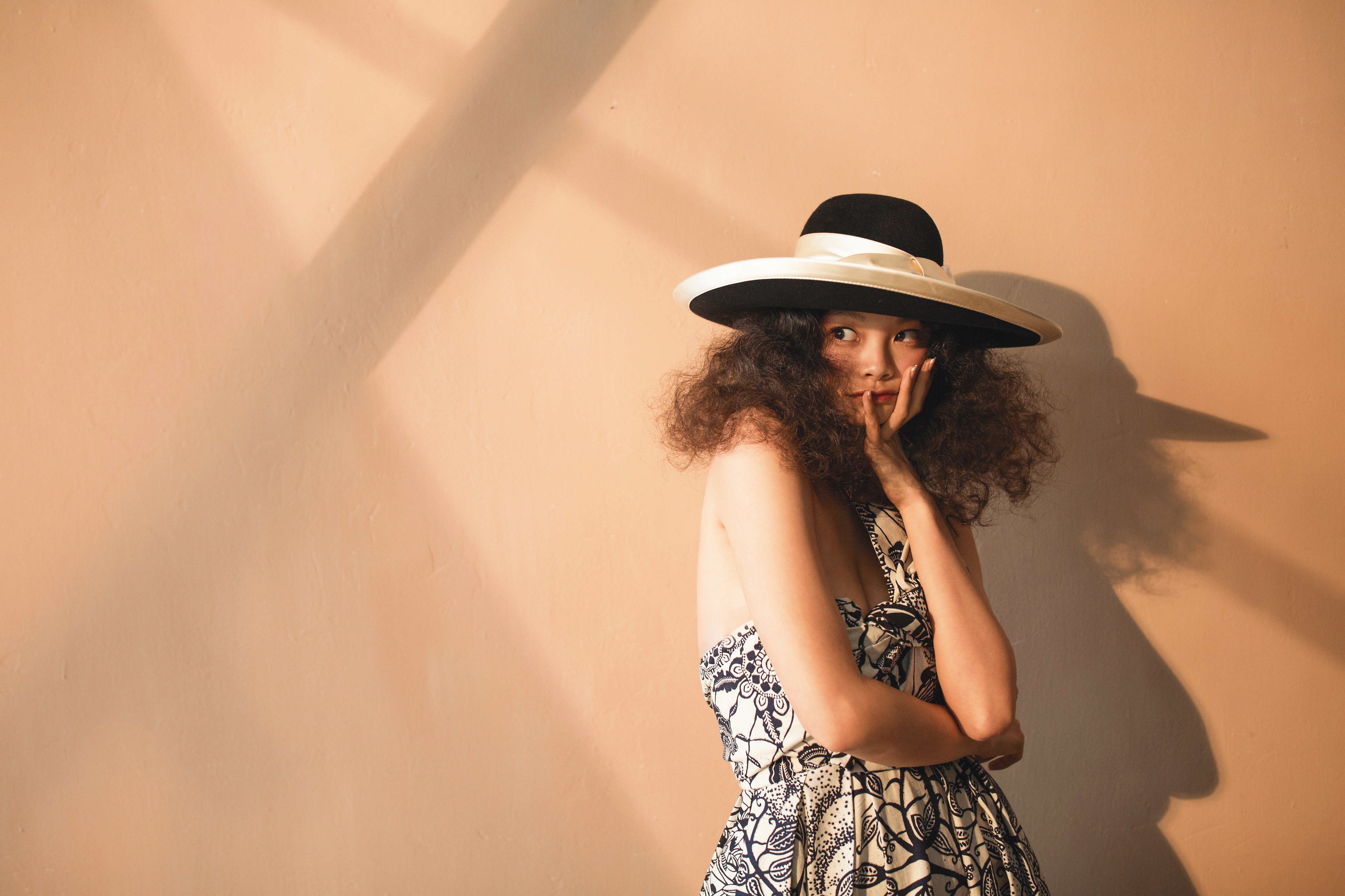 靛藍蠟染法式印花平口長洋裝 NT$220,000 by Dior 白緞帶寬邊黑帽 NT$32,900 by GUCCI